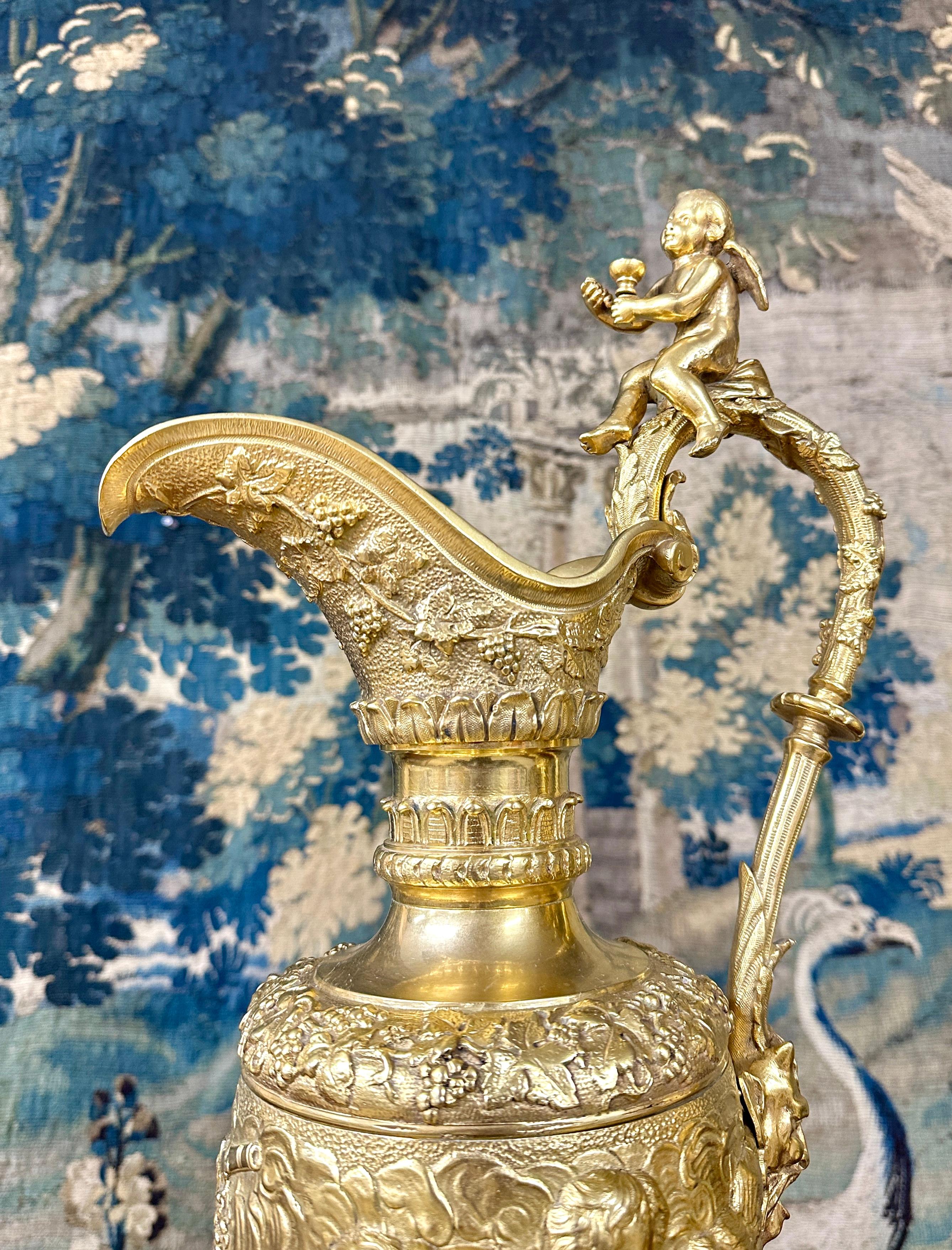 Paire d'aiguières en bronze doré avec boules de vignes et raisins, période Napoléon III en vente 1