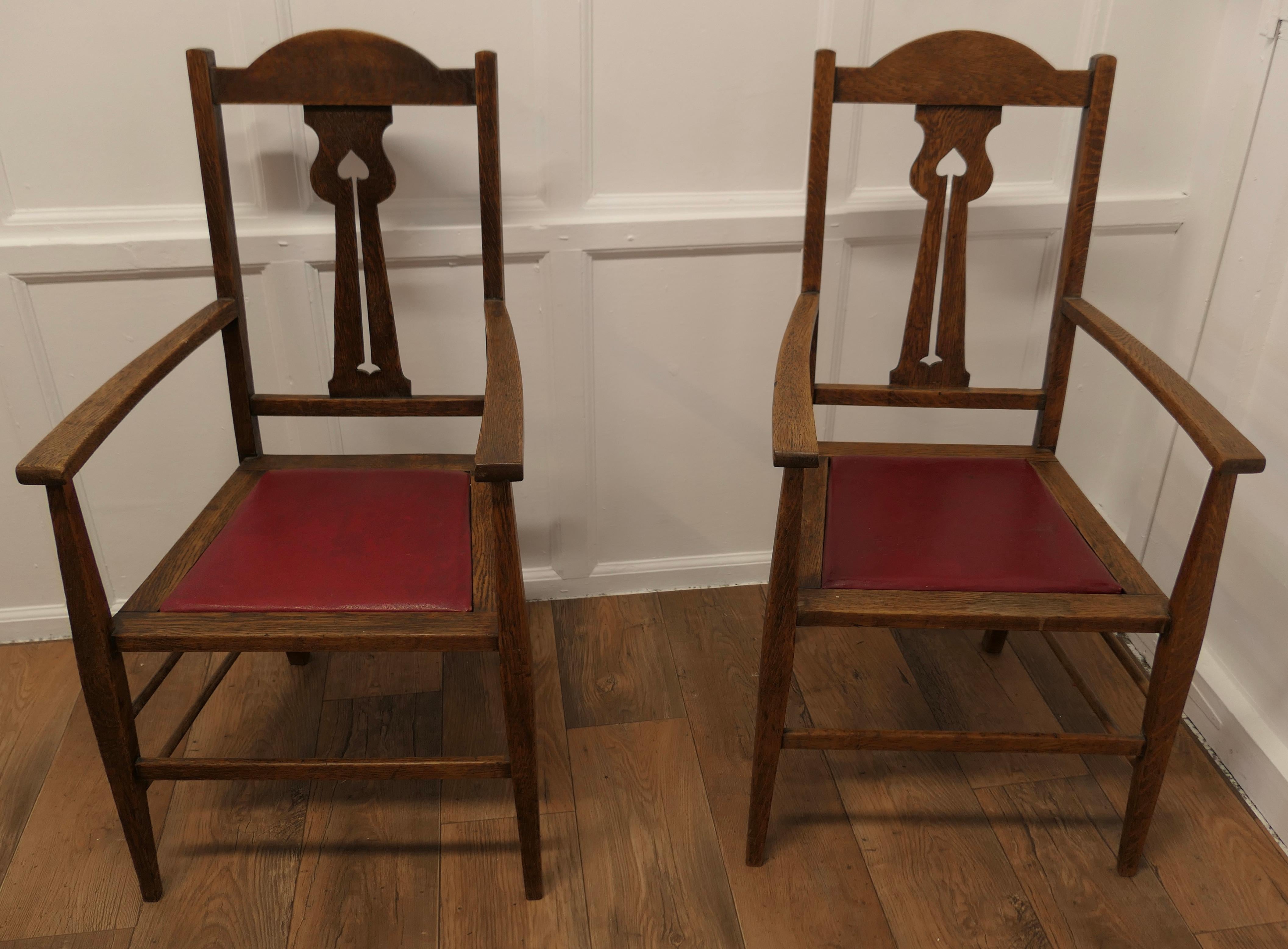Paar hervorragende Qualität Arts and Crafts Eiche Carver Stühle  Ein gutes Paar   (Spätes 19. Jahrhundert)