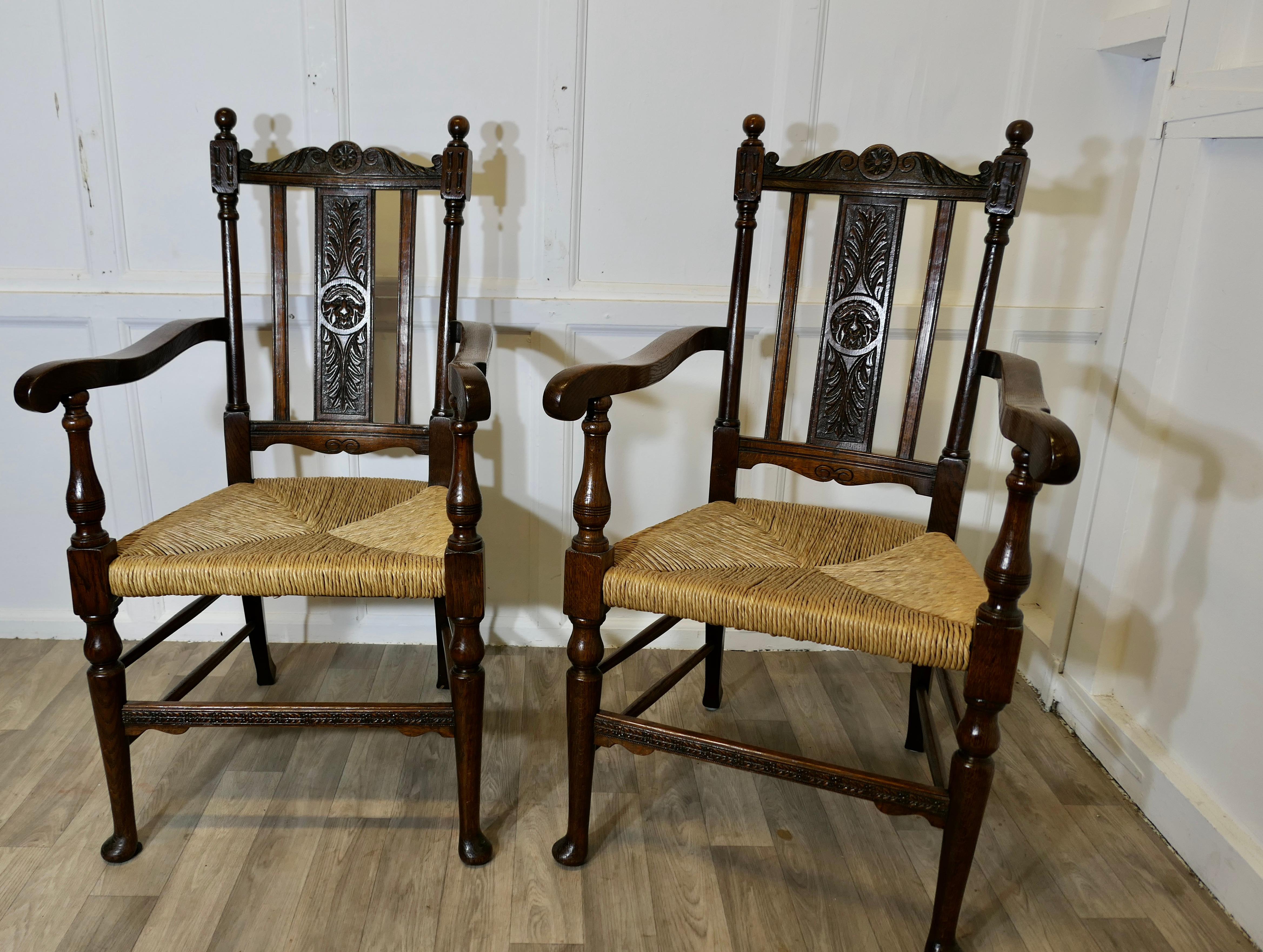 Coppia di sedie gotiche intagliate in Oak di qualità eccellente

Una buona coppia di sedie molto robuste e solide, in stile gotico con intagli  Il legno di Oak ha una bella patina e i sedili in giunco sono in buone condizioni.
Le sedie sono alte
