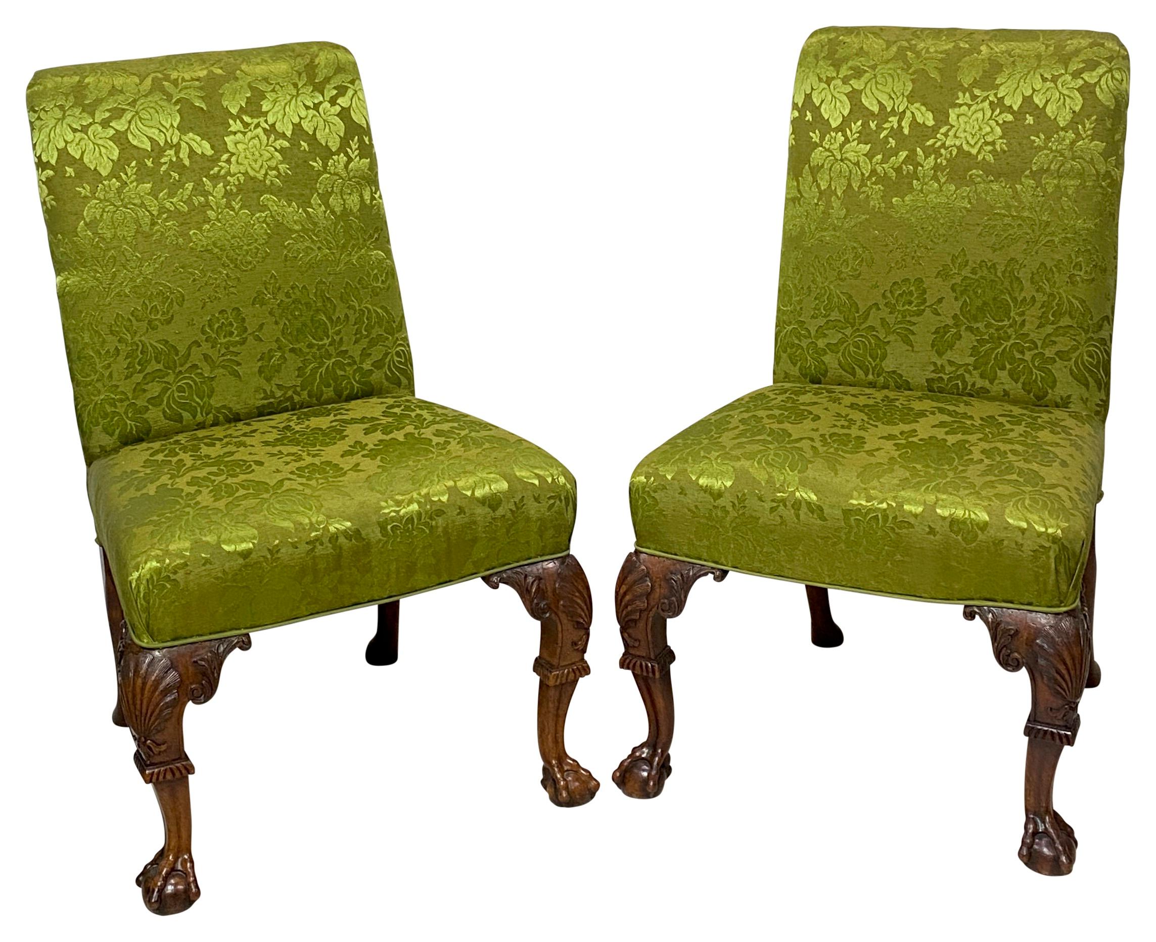 Ein Paar außergewöhnliche englische Chippendale-Mahagoni-Beistellstühle aus dem 18. Jahrhundert (Englisch) im Angebot