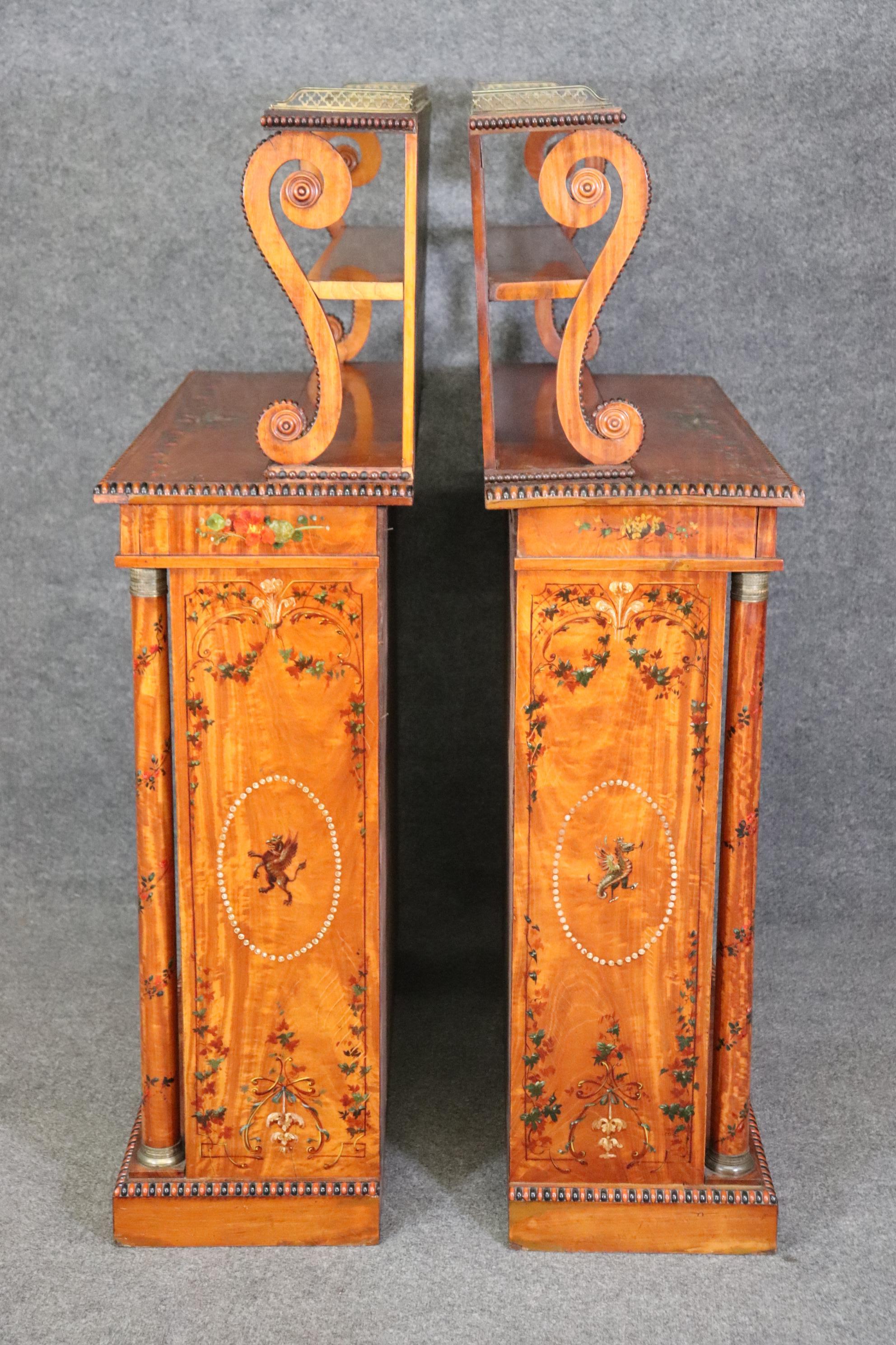 Ein Paar außergewöhnliche Adams Paint Decorated Satinwood English Side Cabinets  im Zustand „Gut“ im Angebot in Swedesboro, NJ