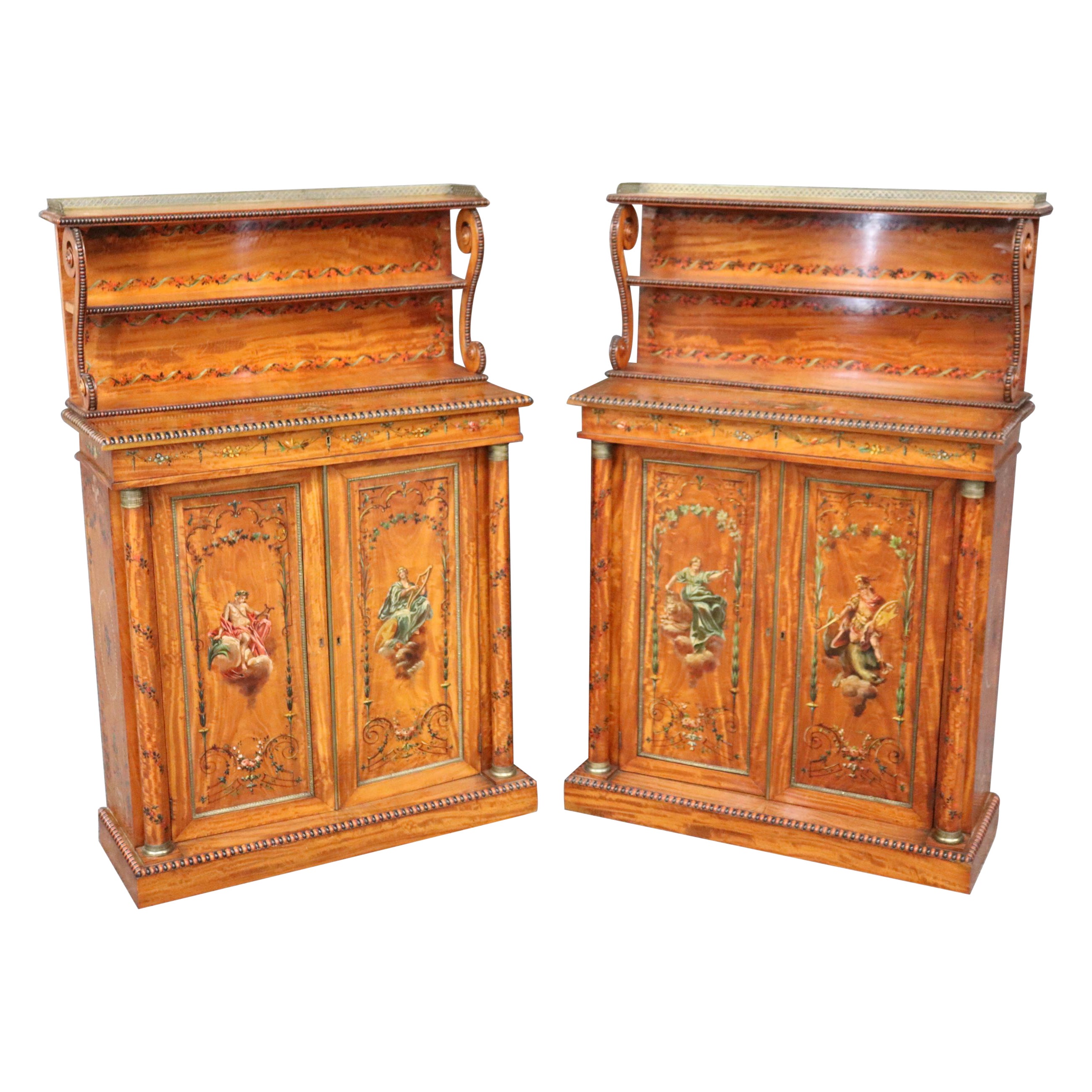 Coppia di eccezionali armadietti inglesi in legno satinato decorati con vernice di Adams