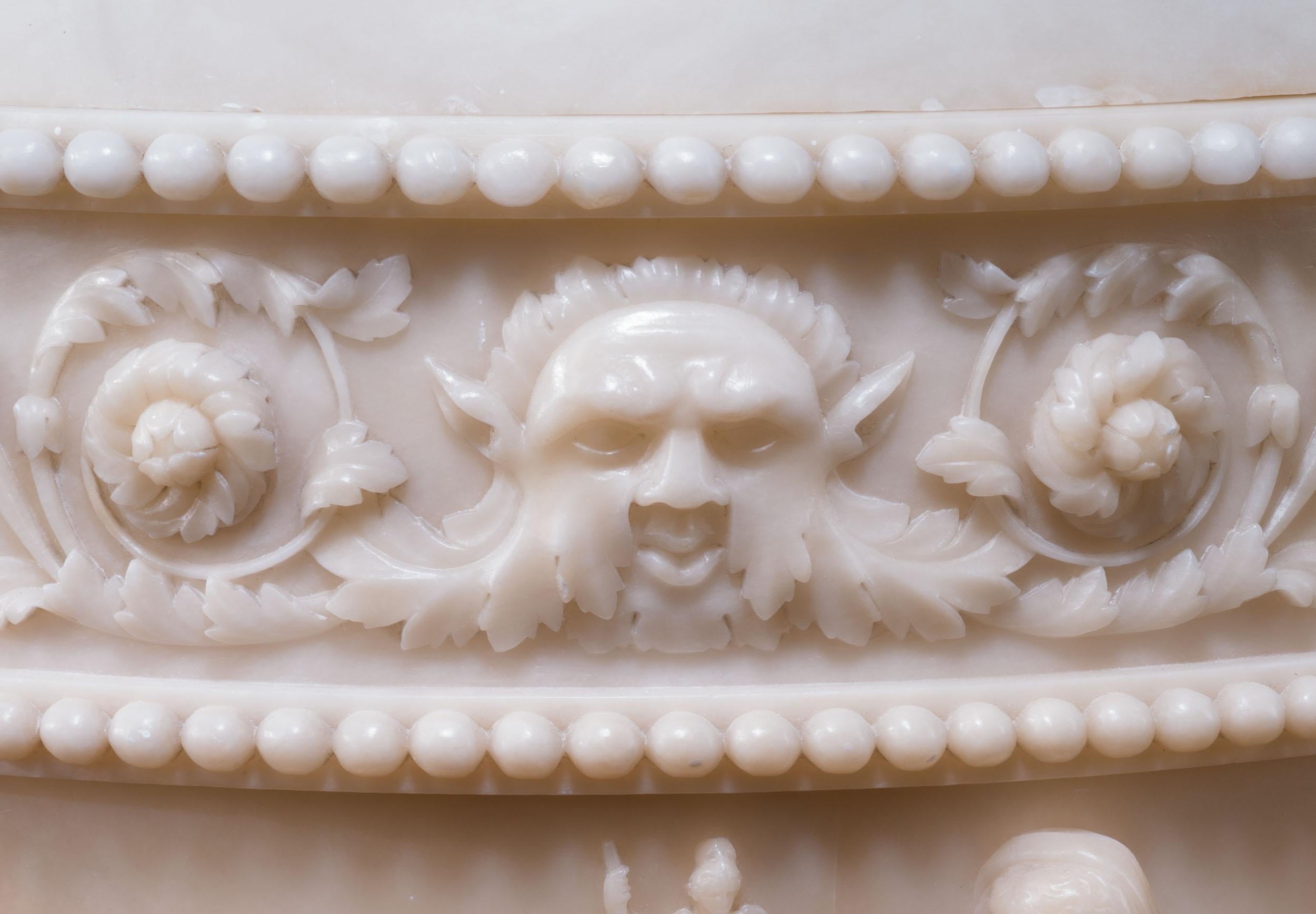 Ein außergewöhnliches Paar großer Alabaster-Deckelvasen in der Art von Lorenzo Bartolini (1777-1850). Die balusterförmigen Urnen mit Deckel sind fein aus durchscheinendem Alabaster geschnitzt, der Vasenkörper stellt klassische Szenen dar, die Deckel
