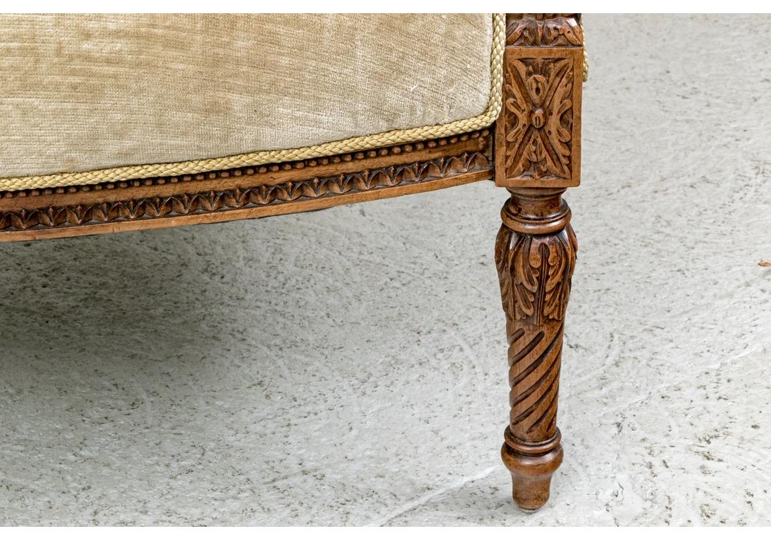 Paire d'exceptionnelles chaises anciennes Louis XVI à dossier en aile sculpté en vente 4