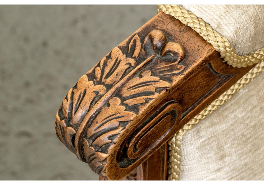 Paire d'exceptionnelles chaises anciennes Louis XVI à dossier en aile sculpté en vente 5