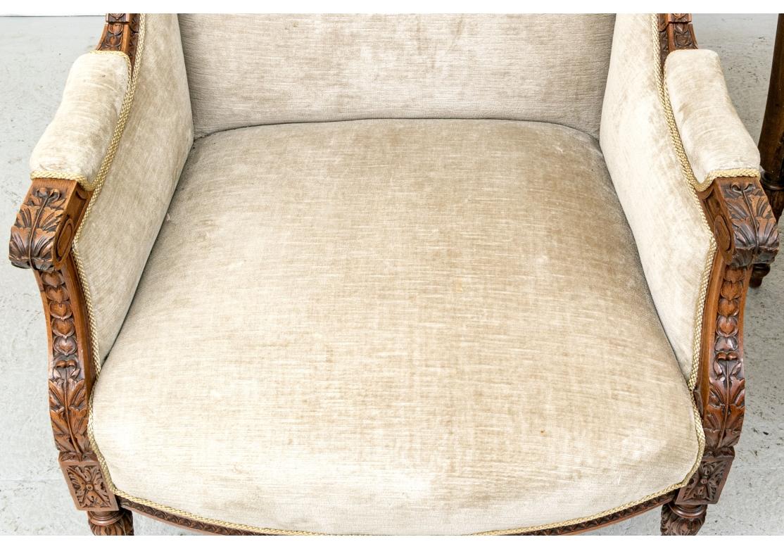 Paire d'exceptionnelles chaises anciennes Louis XVI à dossier en aile sculpté en vente 6