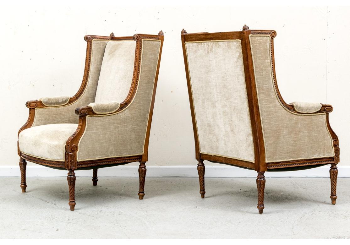 Paire d'exceptionnelles chaises anciennes Louis XVI à dossier en aile sculpté en vente 7