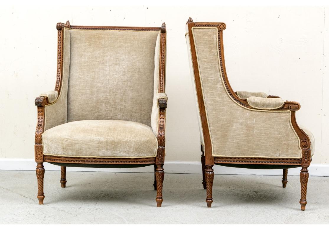 Paire d'exceptionnelles chaises anciennes Louis XVI à dossier en aile sculpté en vente 8