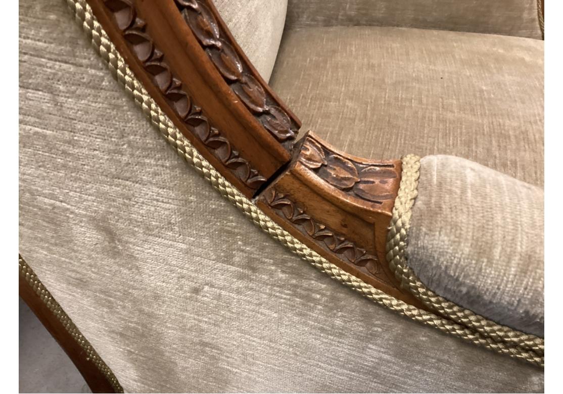 Paire d'exceptionnelles chaises anciennes Louis XVI à dossier en aile sculpté en vente 9