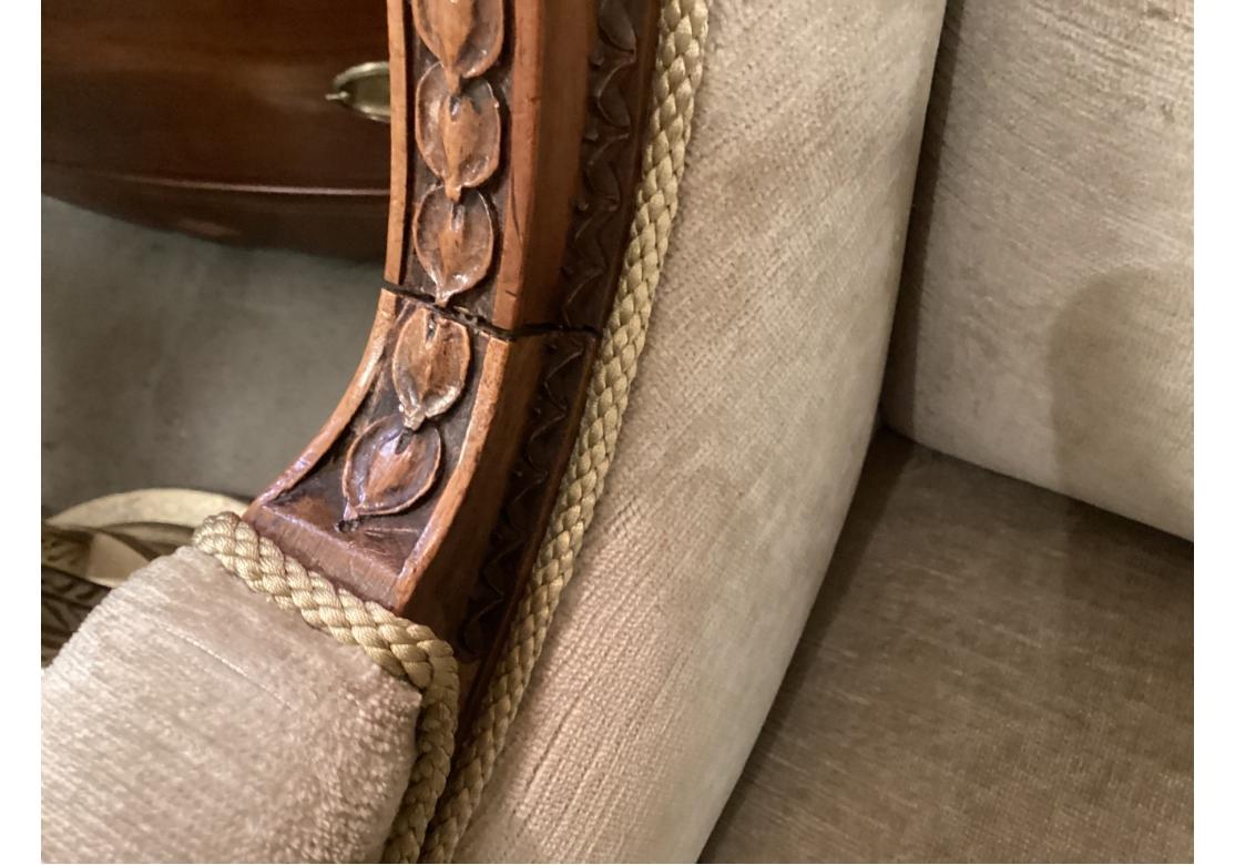 Paire d'exceptionnelles chaises anciennes Louis XVI à dossier en aile sculpté en vente 10