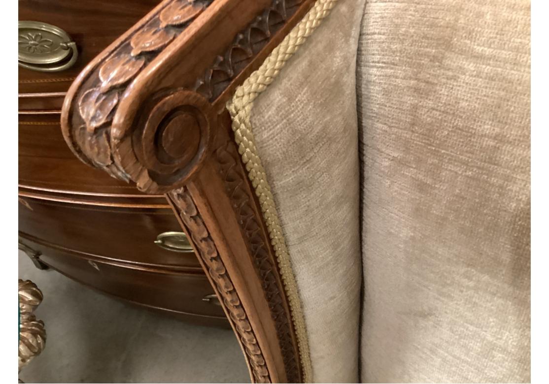 Paire d'exceptionnelles chaises anciennes Louis XVI à dossier en aile sculpté en vente 11