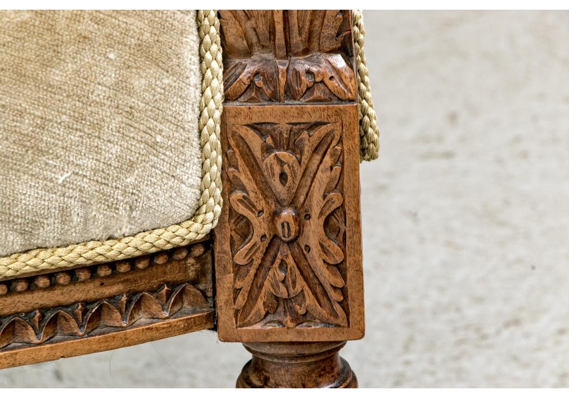 Sculpté Paire d'exceptionnelles chaises anciennes Louis XVI à dossier en aile sculpté en vente