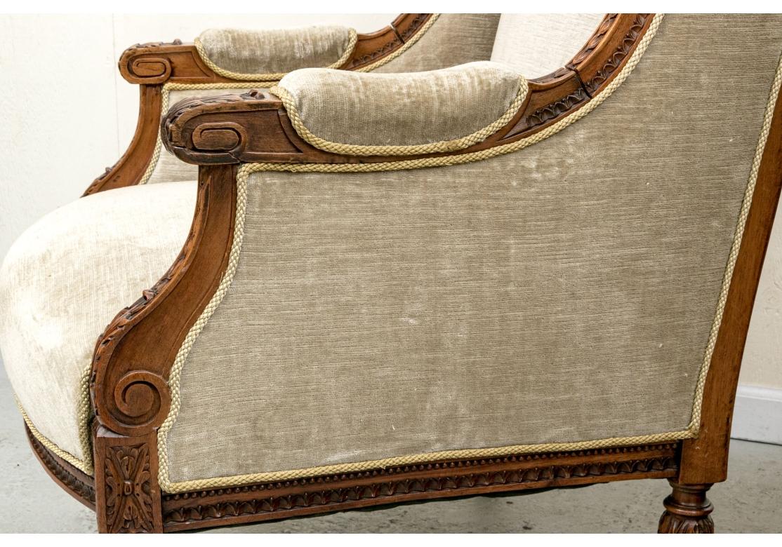 Paire d'exceptionnelles chaises anciennes Louis XVI à dossier en aile sculpté État moyen - En vente à Bridgeport, CT