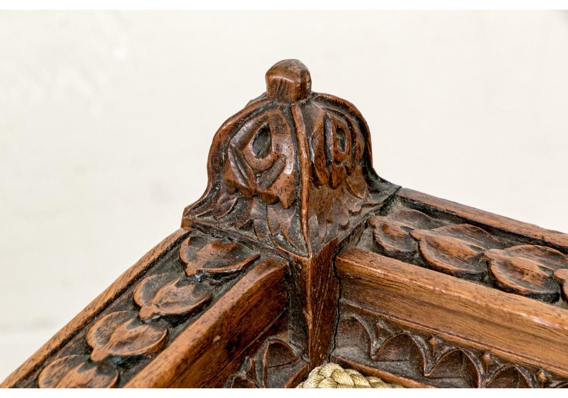 Tissu Paire d'exceptionnelles chaises anciennes Louis XVI à dossier en aile sculpté en vente