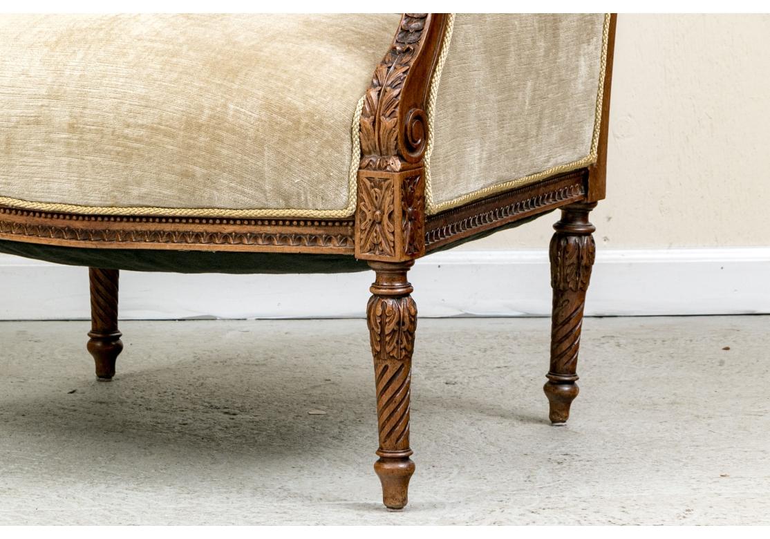 Paire d'exceptionnelles chaises anciennes Louis XVI à dossier en aile sculpté en vente 1