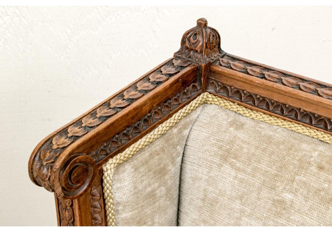 Paire d'exceptionnelles chaises anciennes Louis XVI à dossier en aile sculpté en vente 2