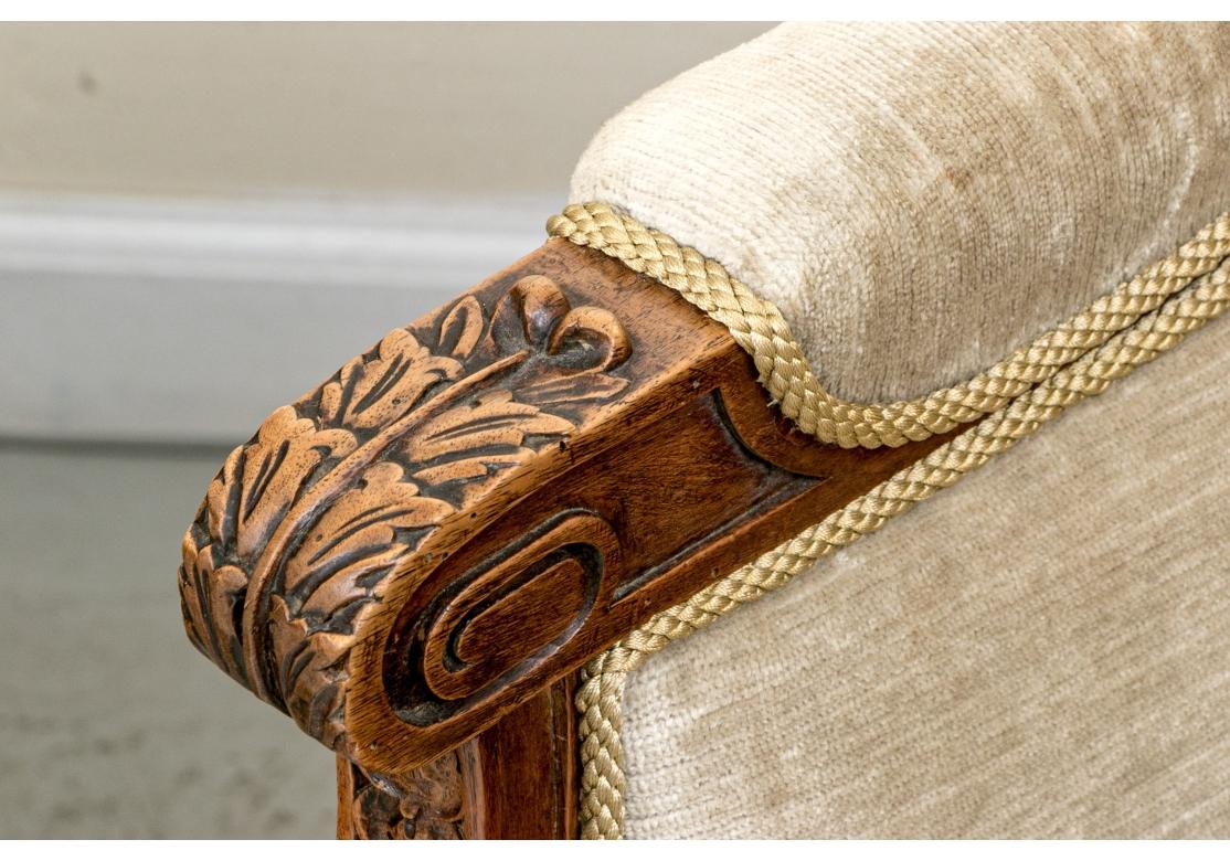 Paire d'exceptionnelles chaises anciennes Louis XVI à dossier en aile sculpté en vente 3