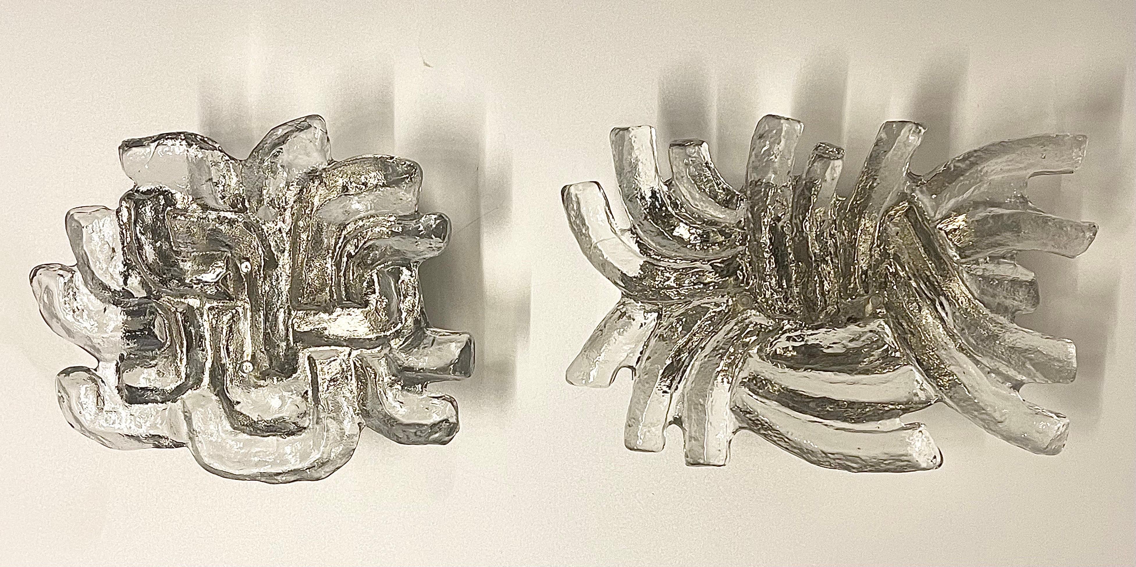 Paar außergewöhnliche österreichische Wandleuchter aus Eisglas von J.T. Kalmar, Wien, 1960er Jahre (Österreichisch) im Angebot