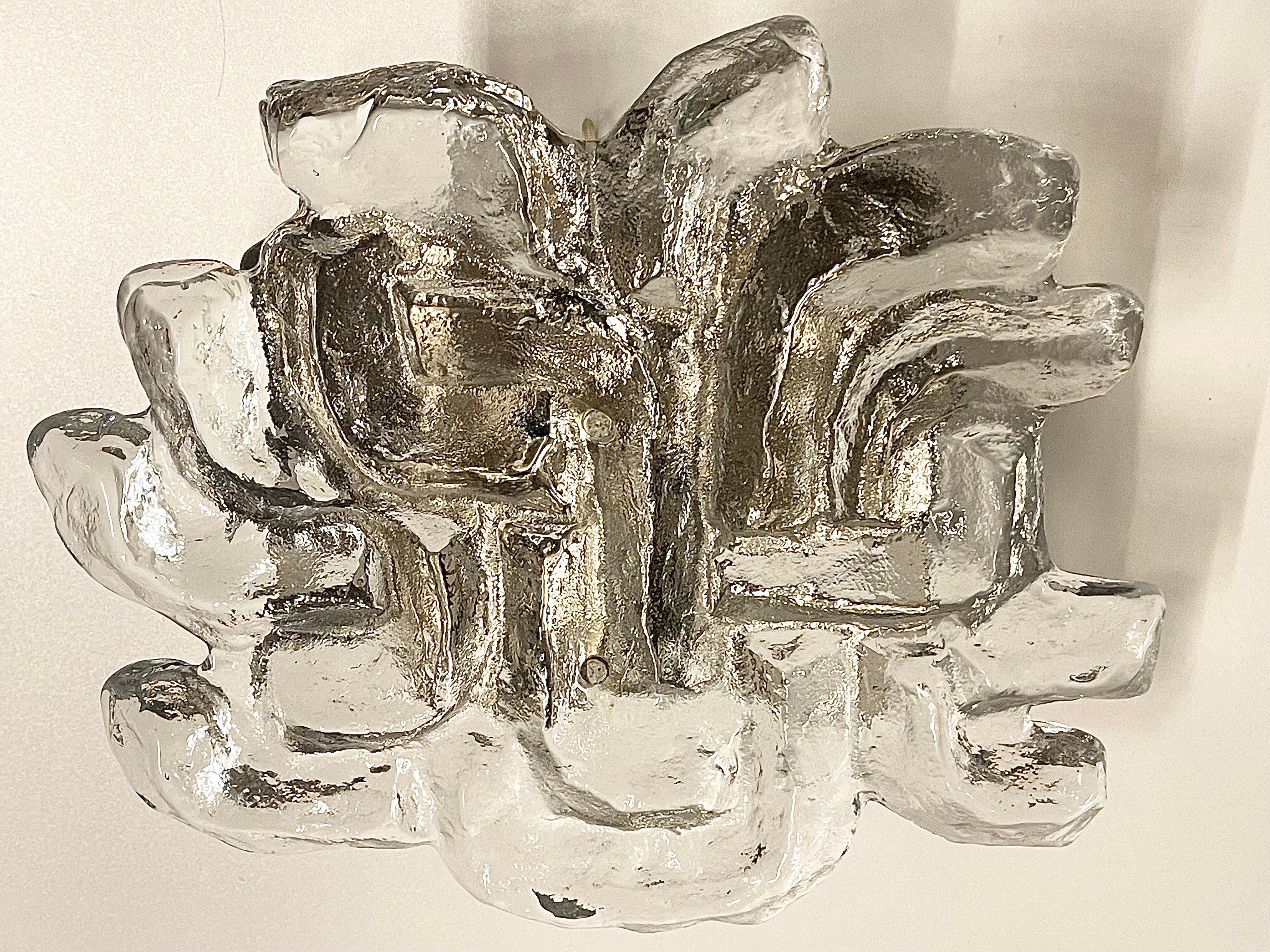 Paar außergewöhnliche österreichische Wandleuchter aus Eisglas von J.T. Kalmar, Wien, 1960er Jahre im Zustand „Hervorragend“ im Angebot in Wiesbaden, Hessen