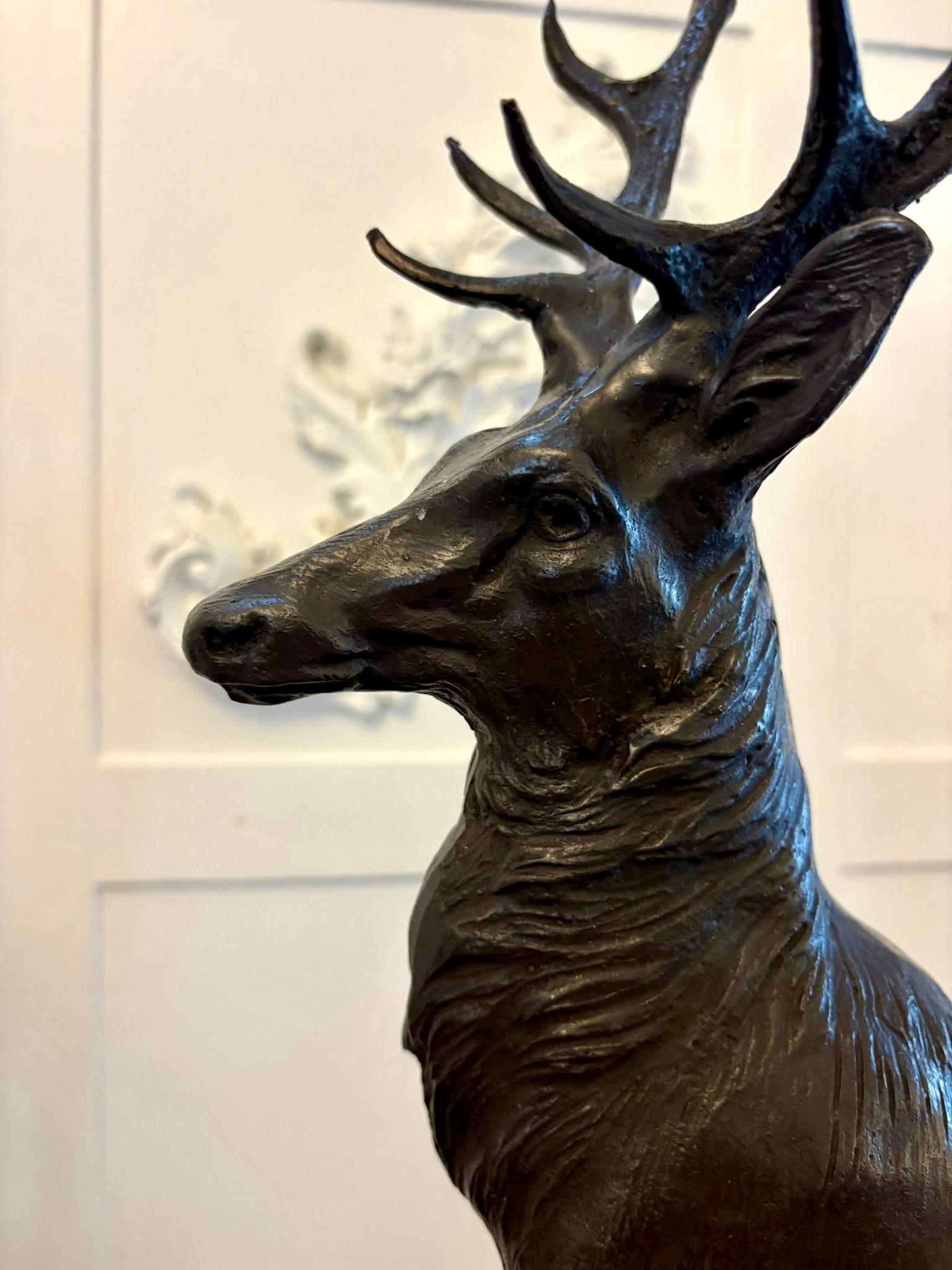 Paire d'exceptionnels cerfs des Highlands en bronze sur socle en marbre par Jules Moigniez en vente 4