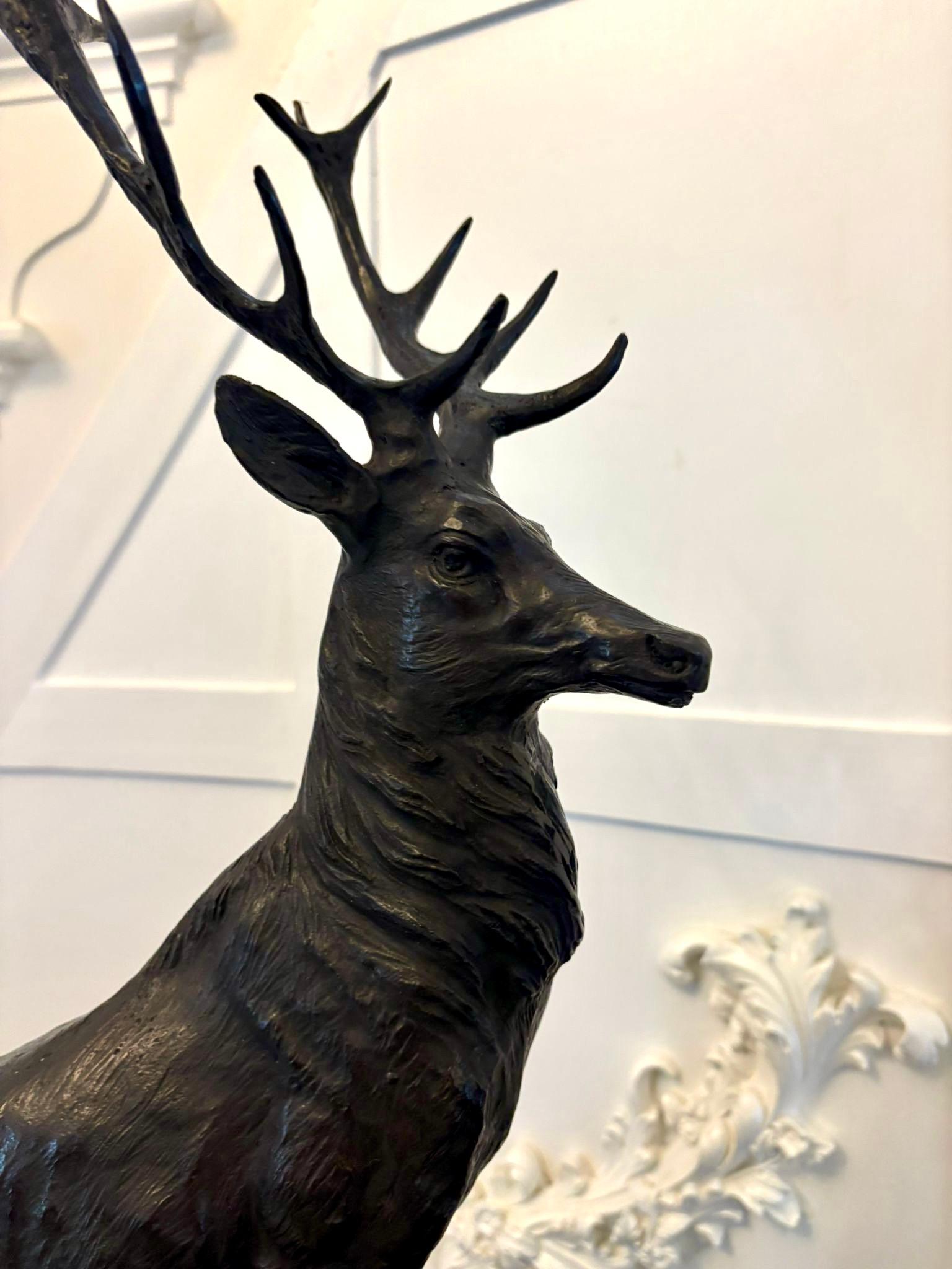 Paire d'exceptionnels cerfs des Highlands en bronze sur socle en marbre par Jules Moigniez en vente 9