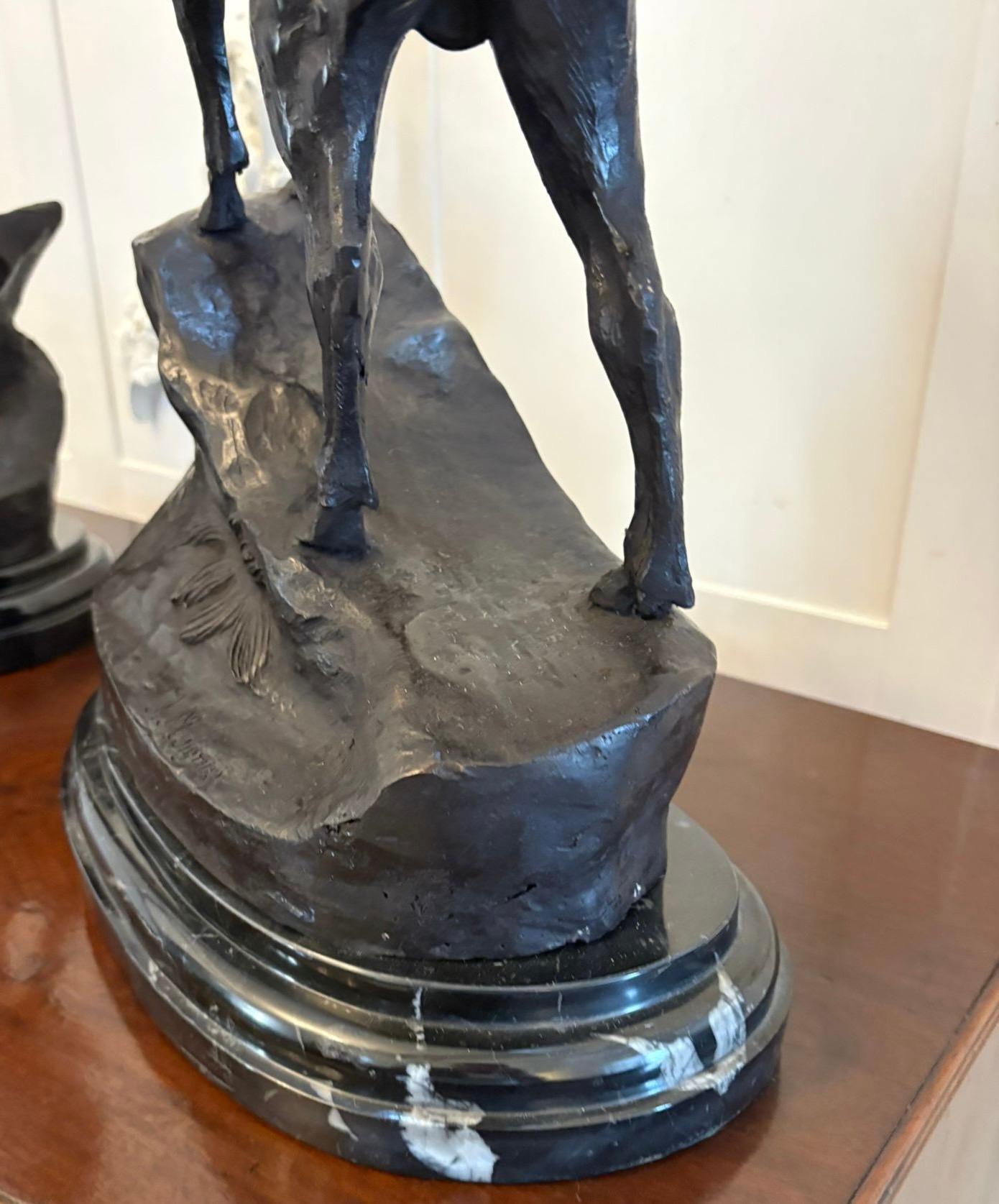 Bronze Paire d'exceptionnels cerfs des Highlands en bronze sur socle en marbre par Jules Moigniez en vente