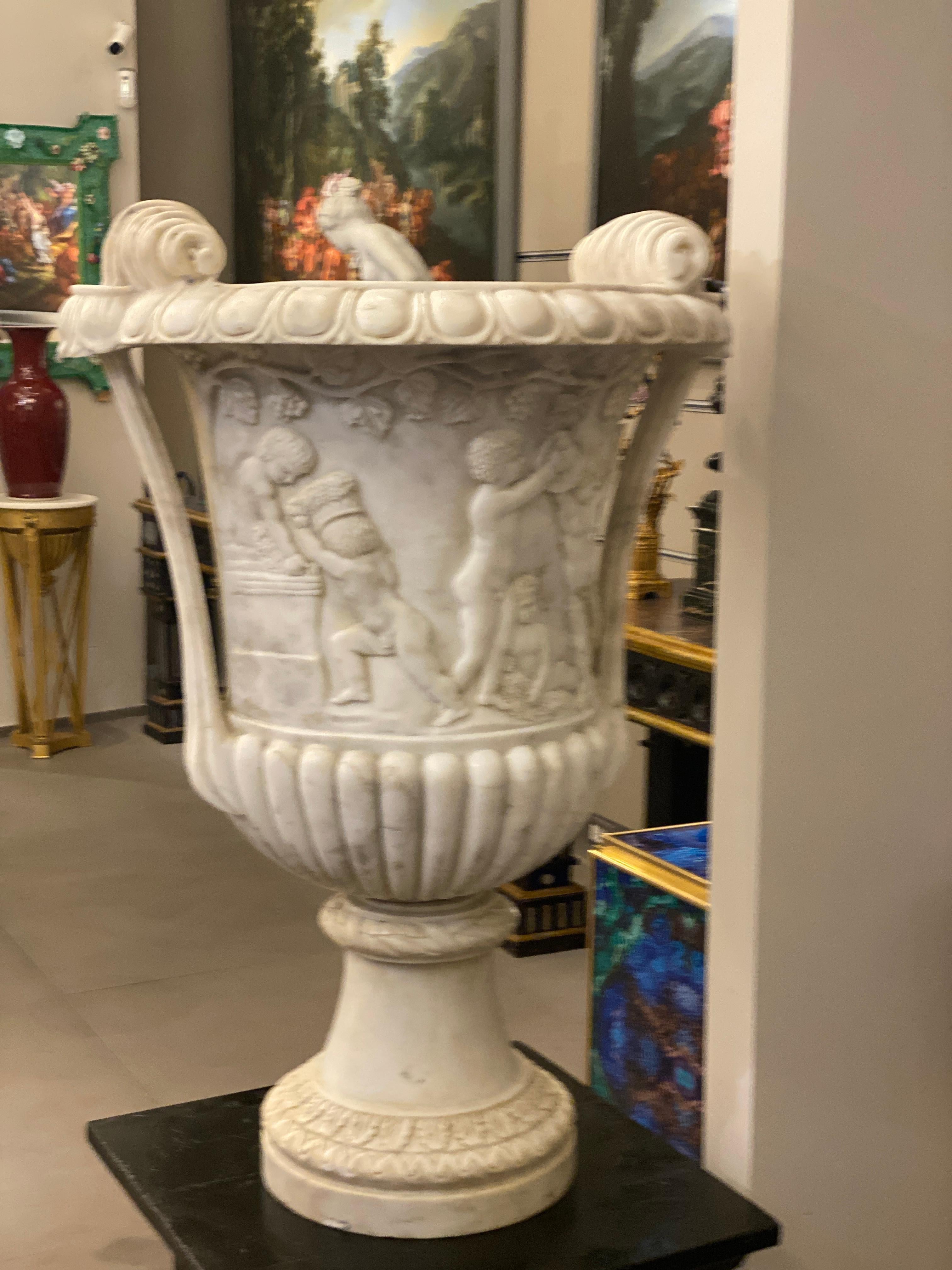 Exceptional  pair of vases in the shape of a cantharus.
 From a foot with overlapping moldings like strips, woven ribbons and acanthus leaves, a smooth stem rises, tapering towards the top, with a crown knot of laurel leaves tied by ribbons. It has