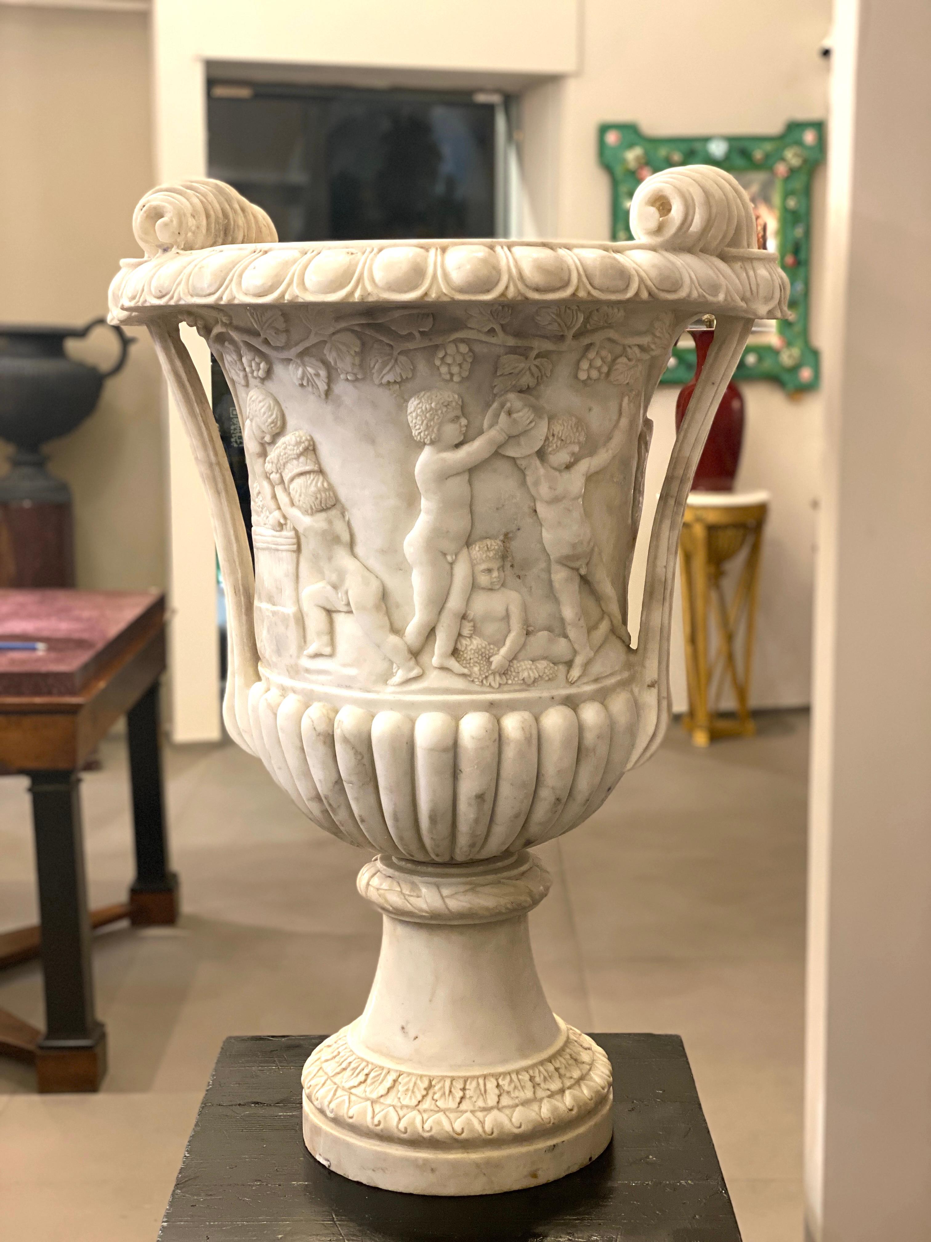 Pair of Exceptional Carrara White Marble Vases Grand Tour  In Good Condition For Sale In Rome, IT