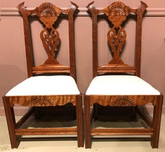 Paire d'exceptionnelles chaises d'appoint Donald Dunlap en cerisier sculpté de style Chippendale