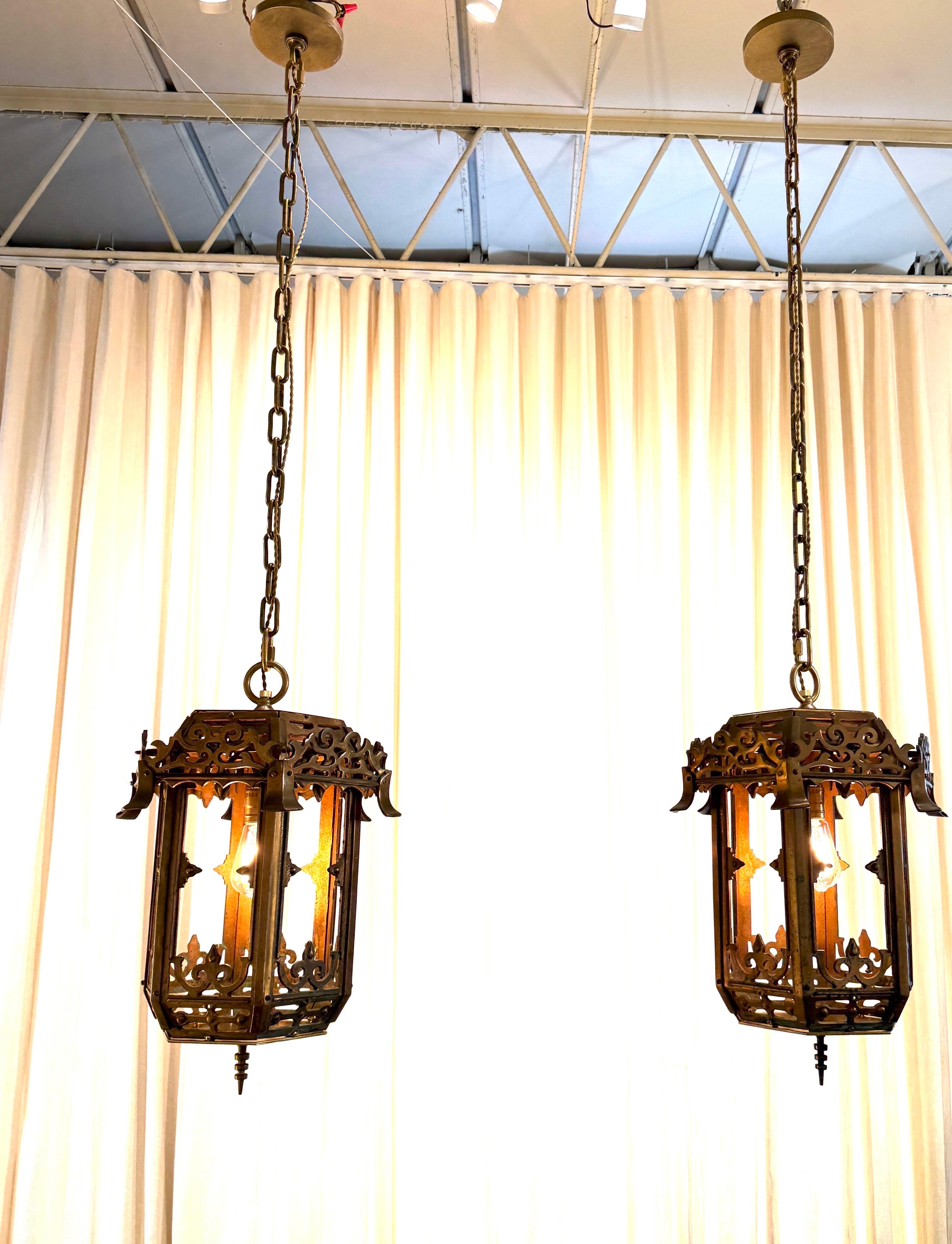 Pair of Exceptional Early 20th C. Pagoda Lanterns in Solid Bronze In Good Condition For Sale In North Miami, FL