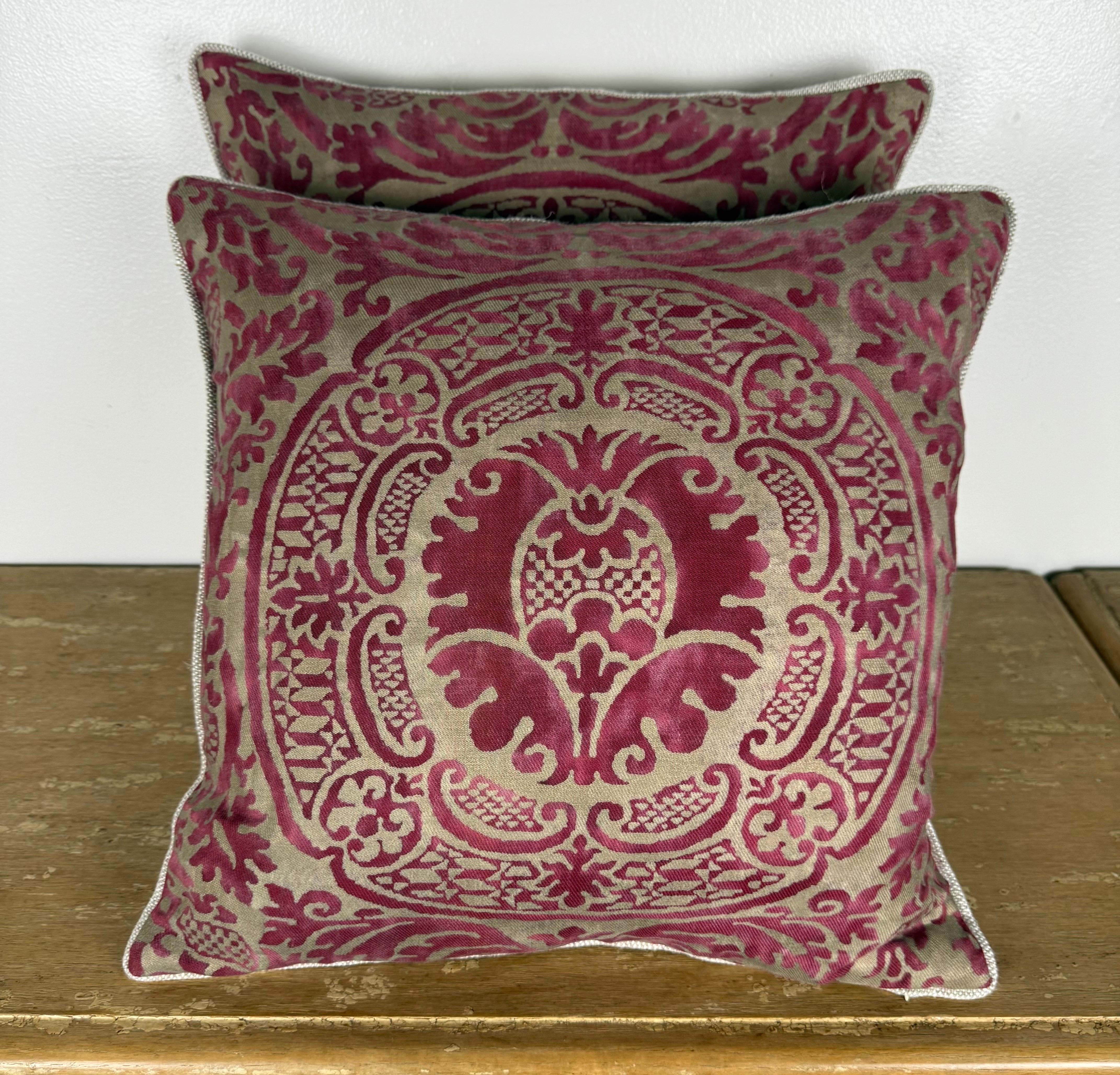 Pair of Exceptional Fortuny Textile Pillows from 1940s Italian Villa Draperies im Angebot