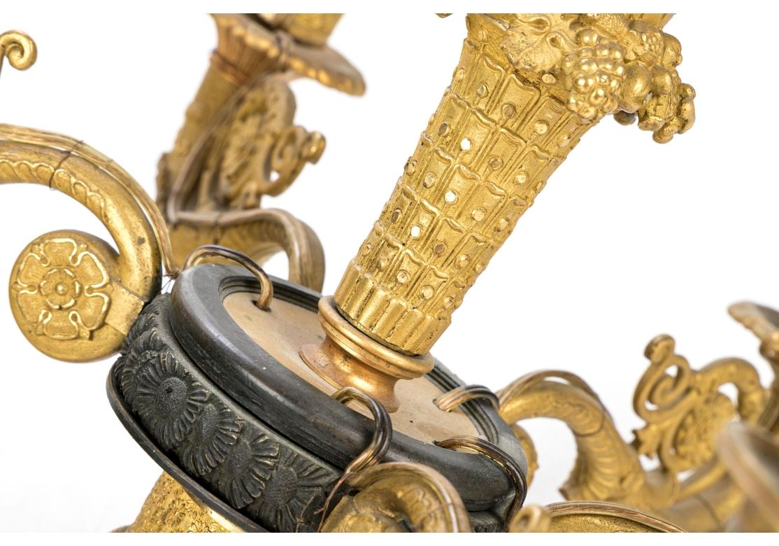 Paire d'appliques à six lumières exceptionnelles françaises du 19ème siècle en bronze doré en vente 3
