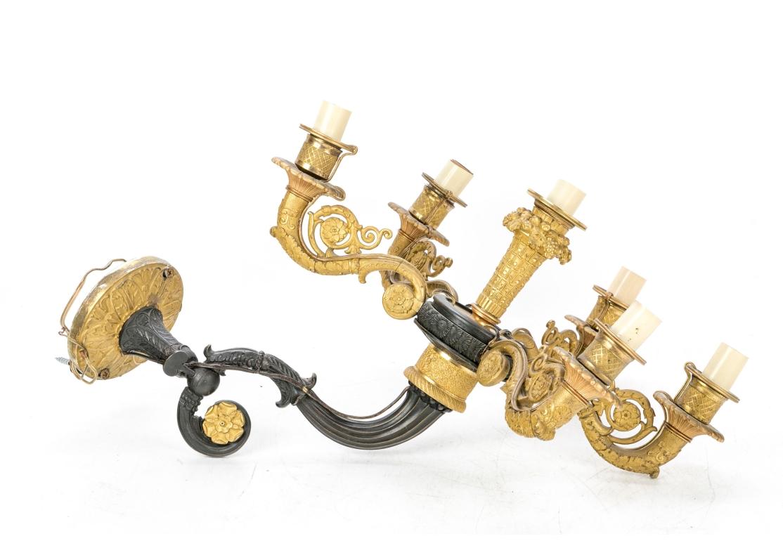 Paire d'appliques à six lumières exceptionnelles françaises du 19ème siècle en bronze doré en vente 4