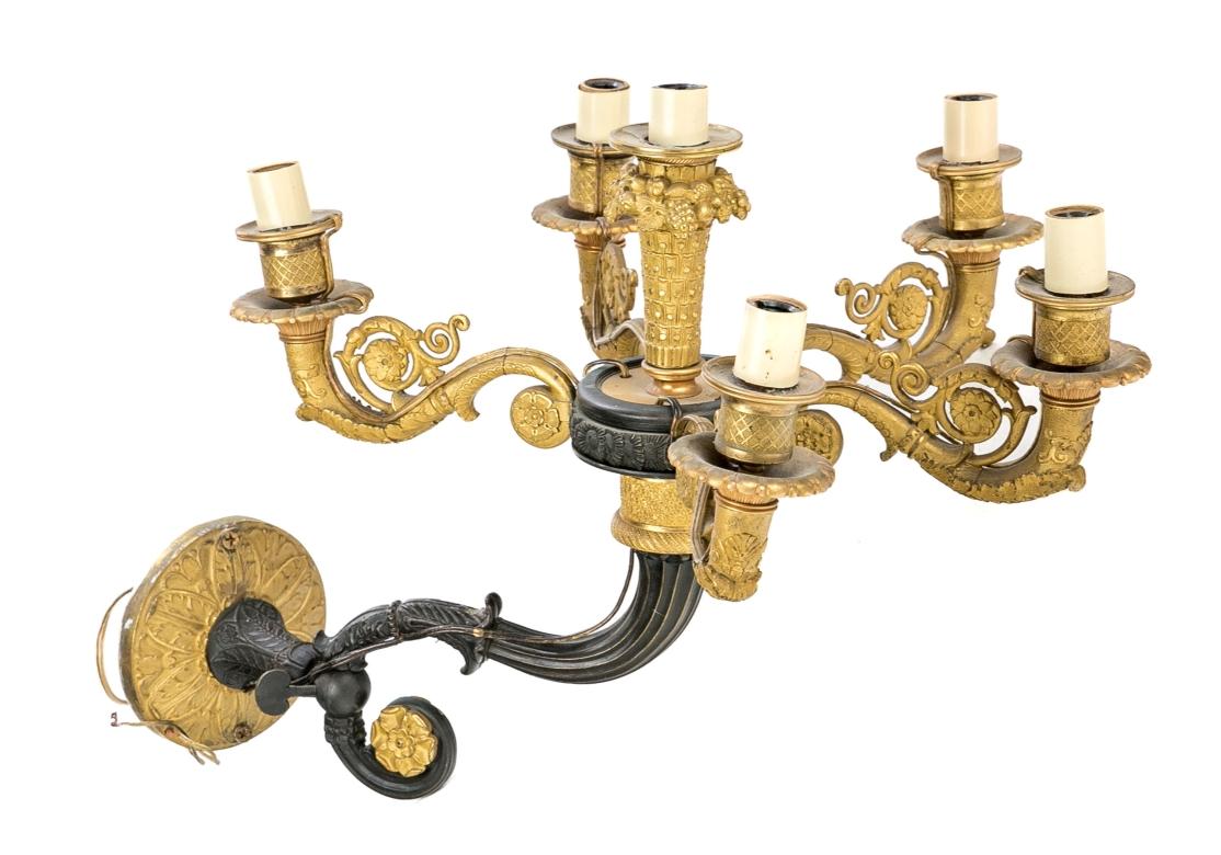 Doré Paire d'appliques à six lumières exceptionnelles françaises du 19ème siècle en bronze doré en vente