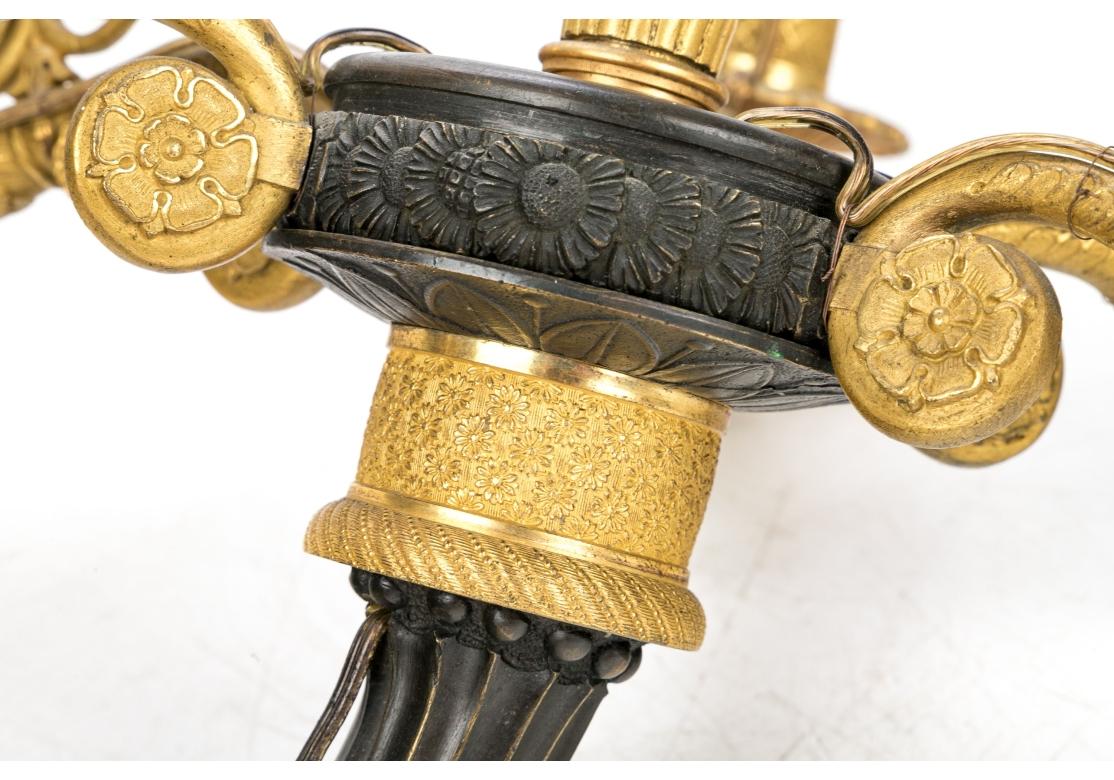 Paire d'appliques à six lumières exceptionnelles françaises du 19ème siècle en bronze doré en vente 1