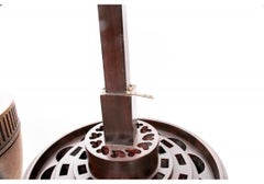 Paire d'exceptionnelles boîtes à couteaux en forme d'urne en noyer sculpté de style géorgien