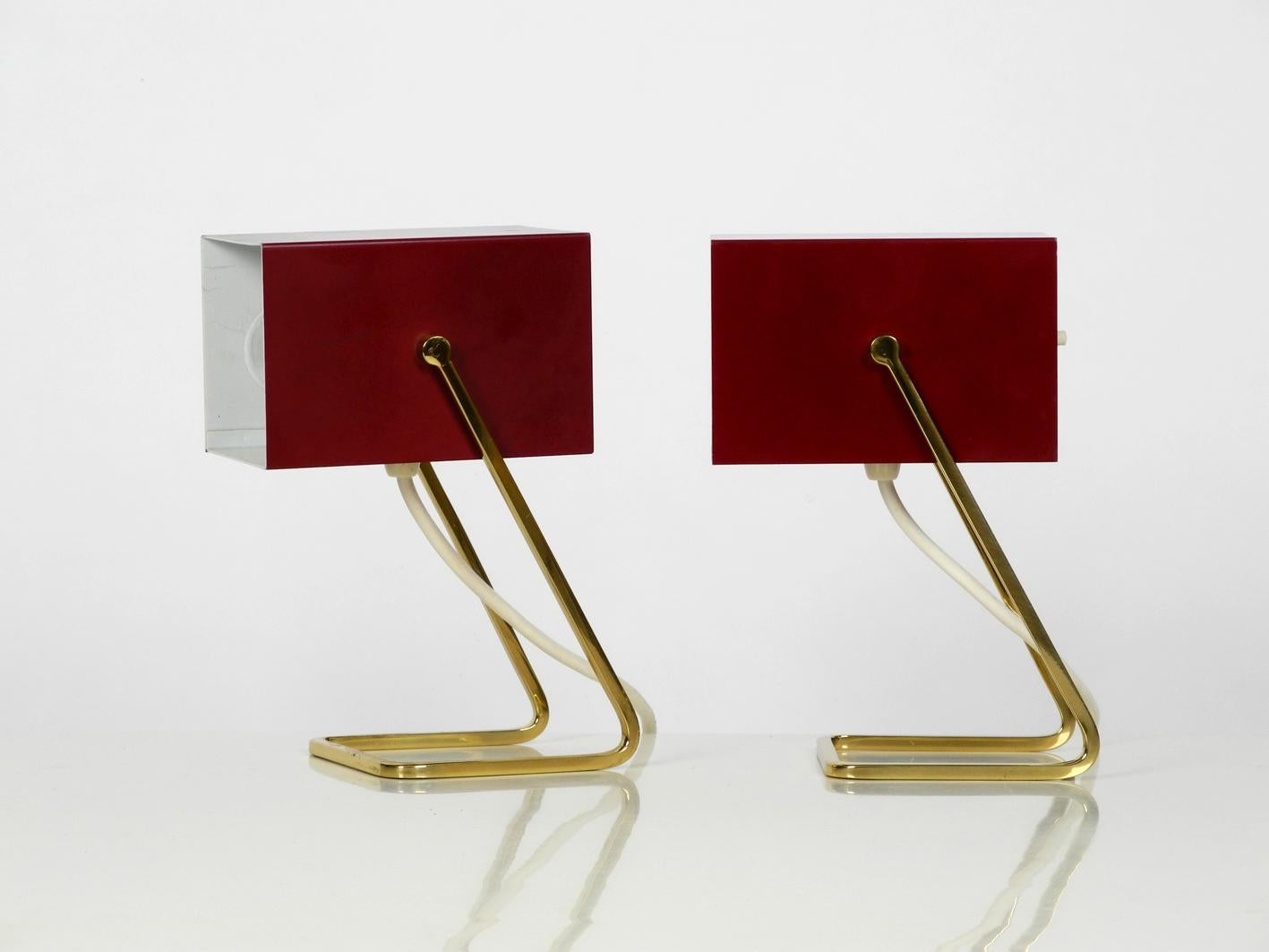Pair of Exceptional Kaiser Mid-Century Modern Bedside Lamps with Brass Feet In Good Condition In München, DE