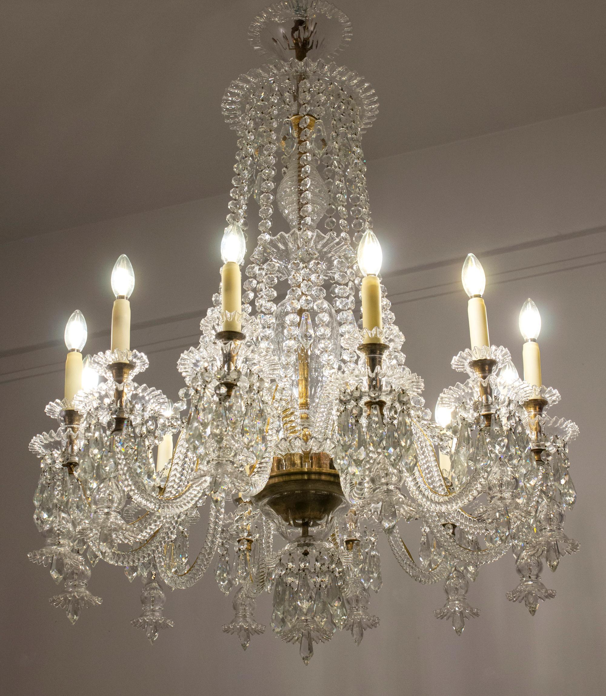 Coppia di eccezionali lampadari francesi di cristallo tagliato di grandi dimensioni del 1930 in vendita 3