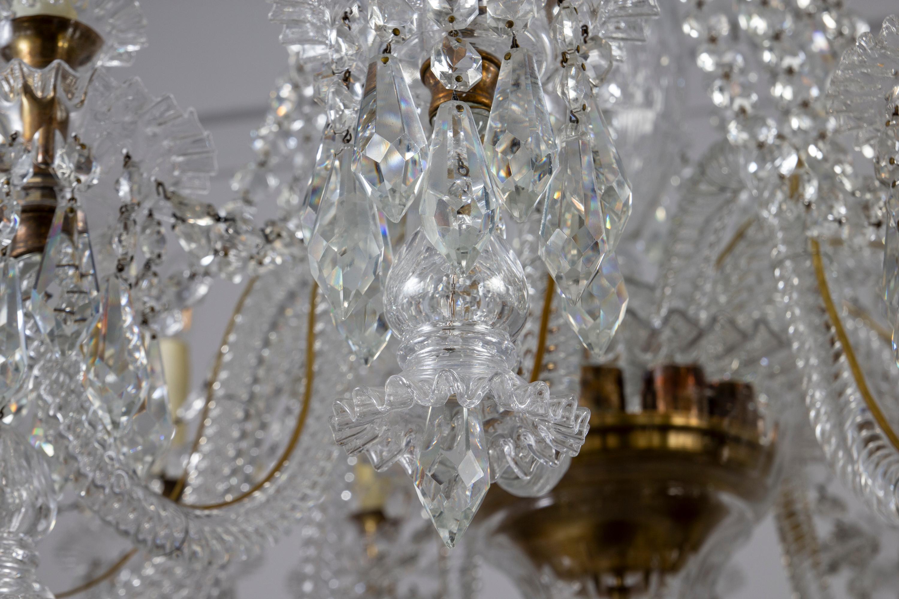 Coppia di eccezionali lampadari francesi di cristallo tagliato di grandi dimensioni del 1930 in vendita 4