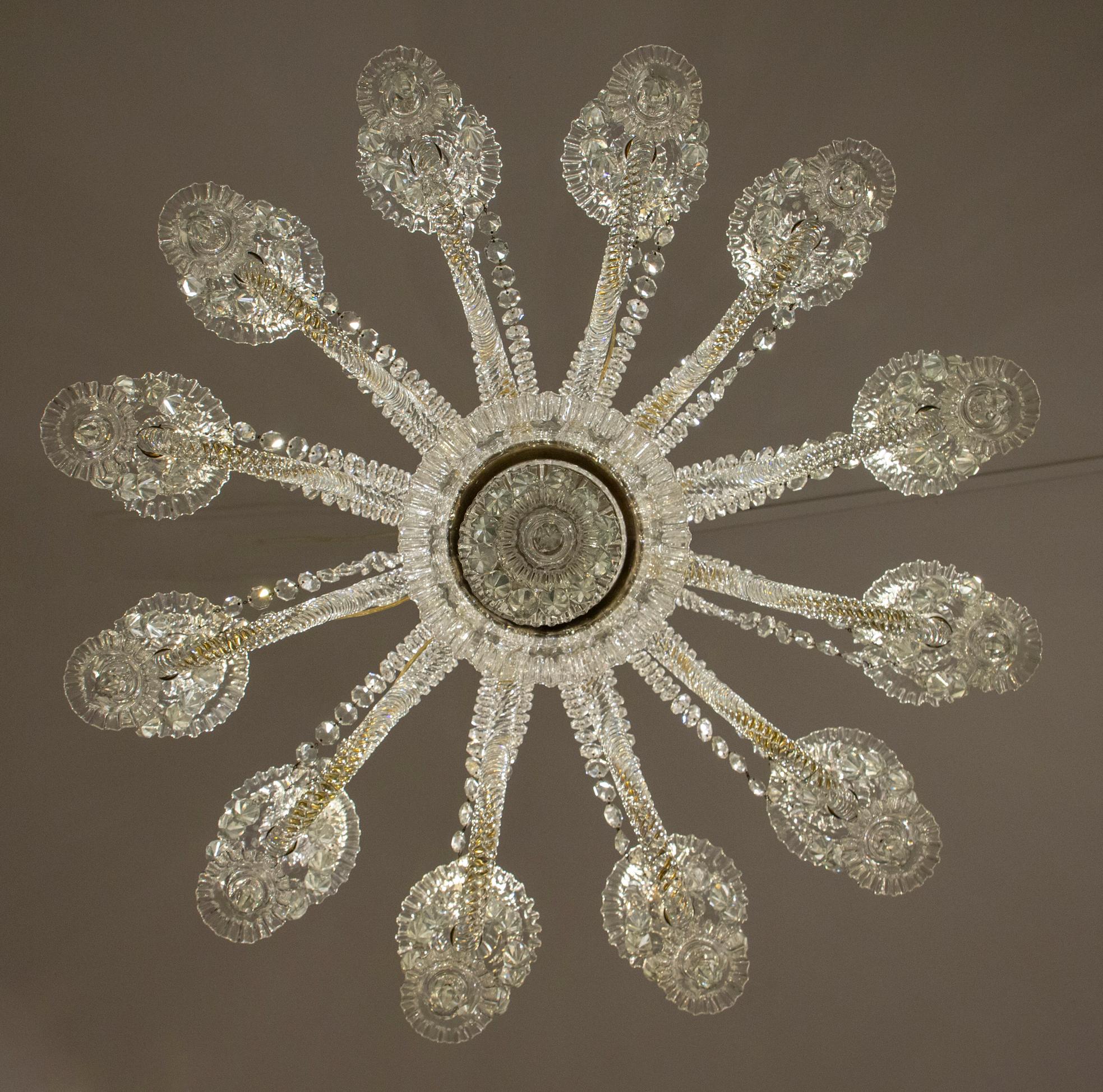 Coppia di eccezionali lampadari francesi di cristallo tagliato di grandi dimensioni del 1930 in vendita 5