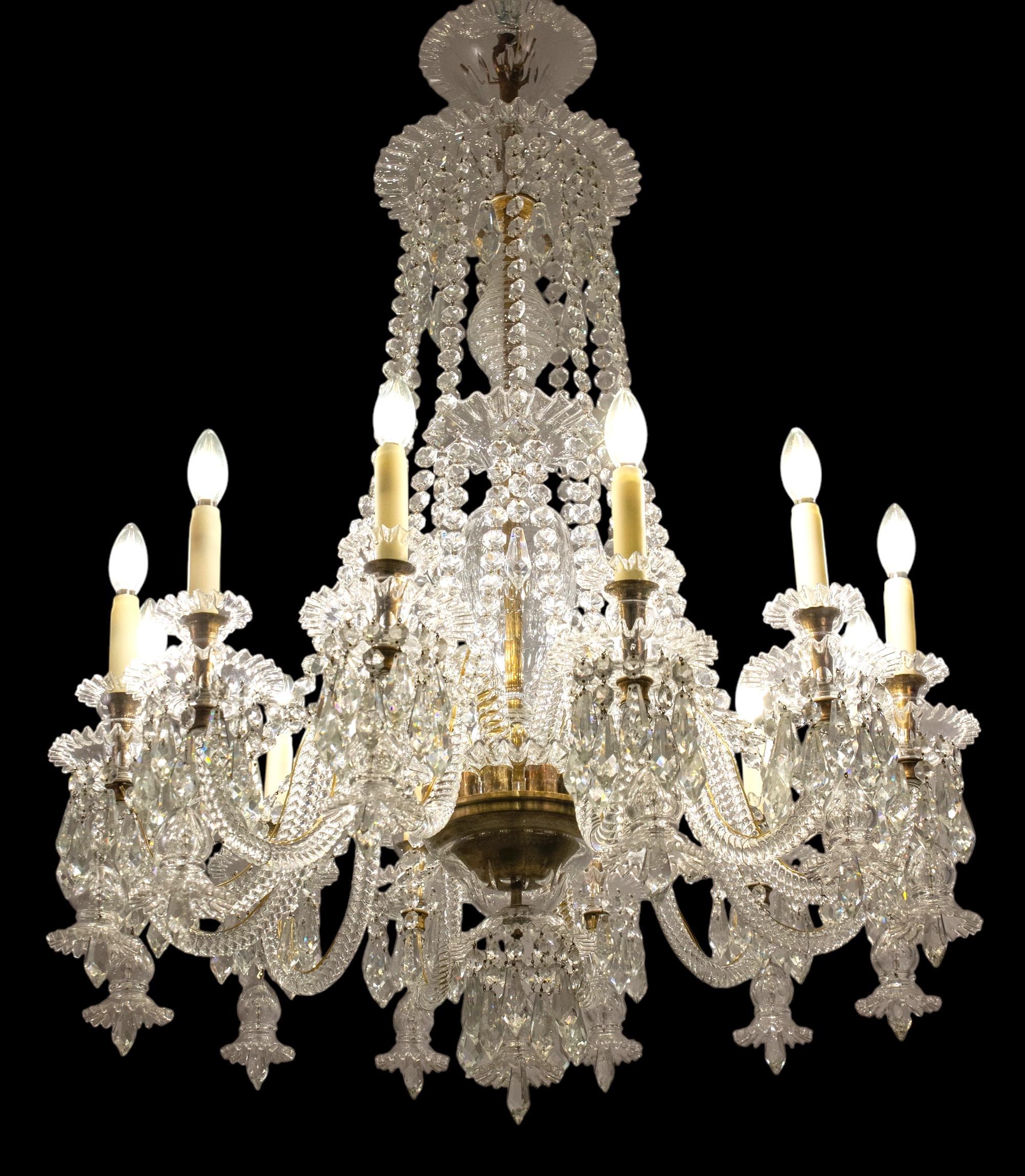 Una coppia Eccezionale e rara  lampadario di cristallo a dodici luci alla maniera di Baccarat. Le 12 luci si trovano su due piani. I cristalli sono perfettamente conservati.
Pulito e ricablato, perfettamente funzionante e pronto all'uso. In