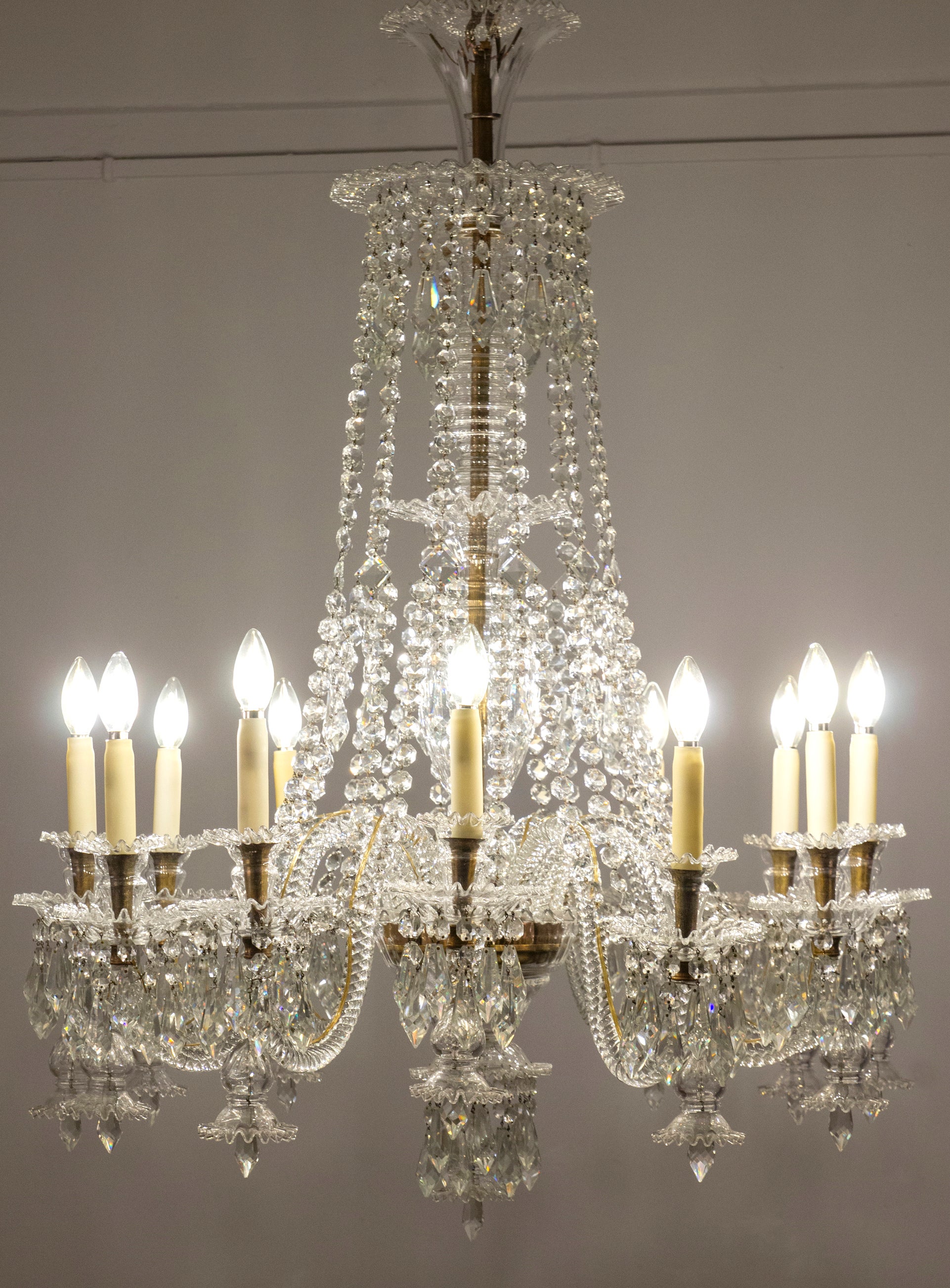 Francese Coppia di eccezionali lampadari francesi di cristallo tagliato di grandi dimensioni del 1930 in vendita