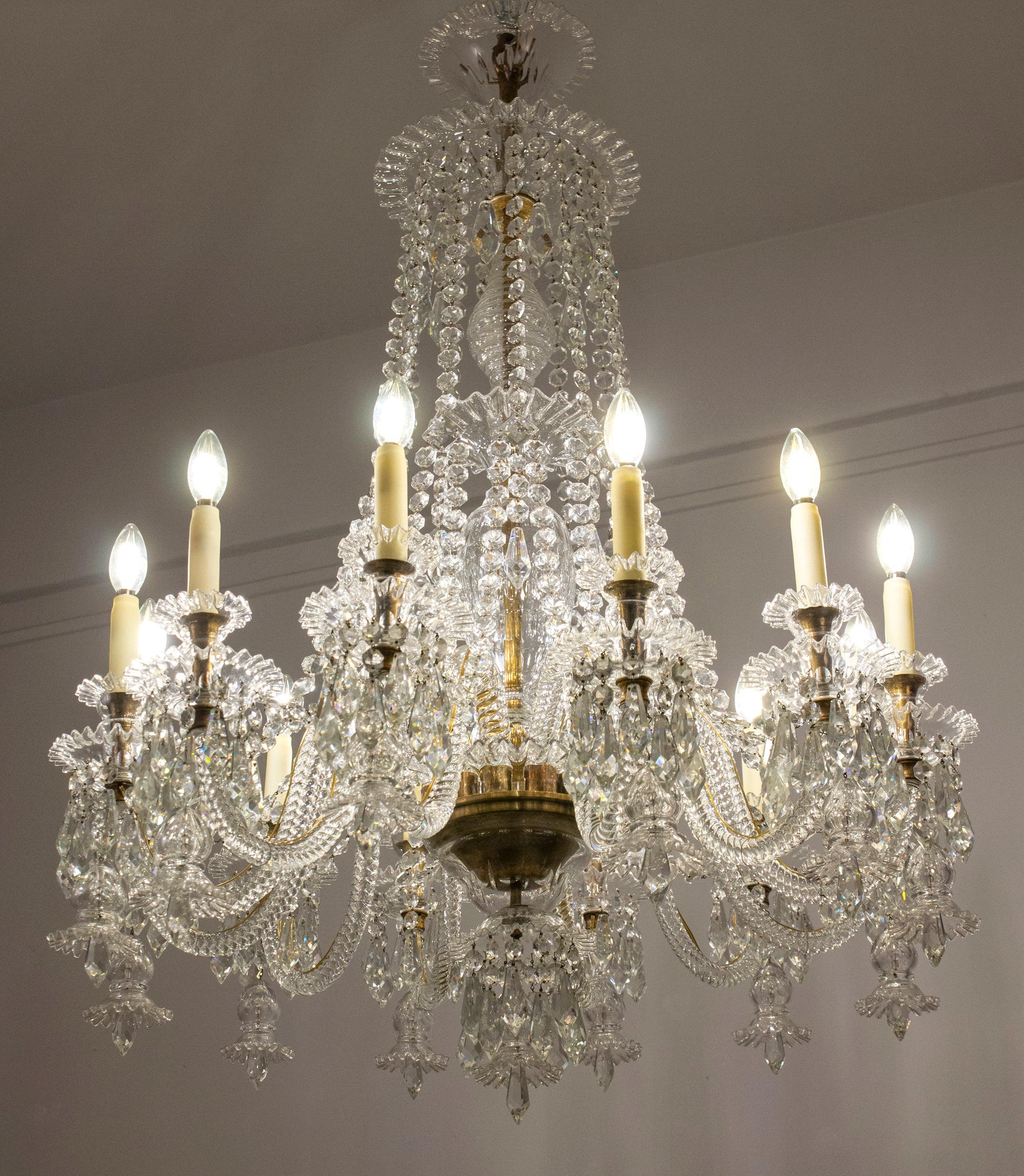 Metà XX secolo Coppia di eccezionali lampadari francesi di cristallo tagliato di grandi dimensioni del 1930 in vendita