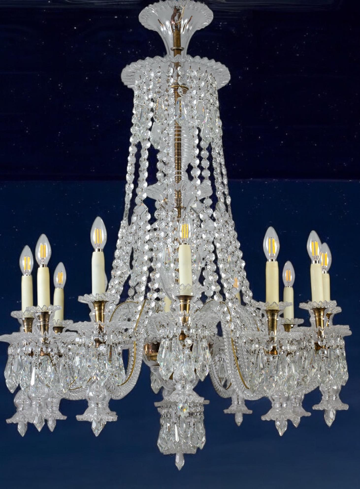 Coppia di eccezionali lampadari francesi di cristallo tagliato di grandi dimensioni del 1930 in vendita 2
