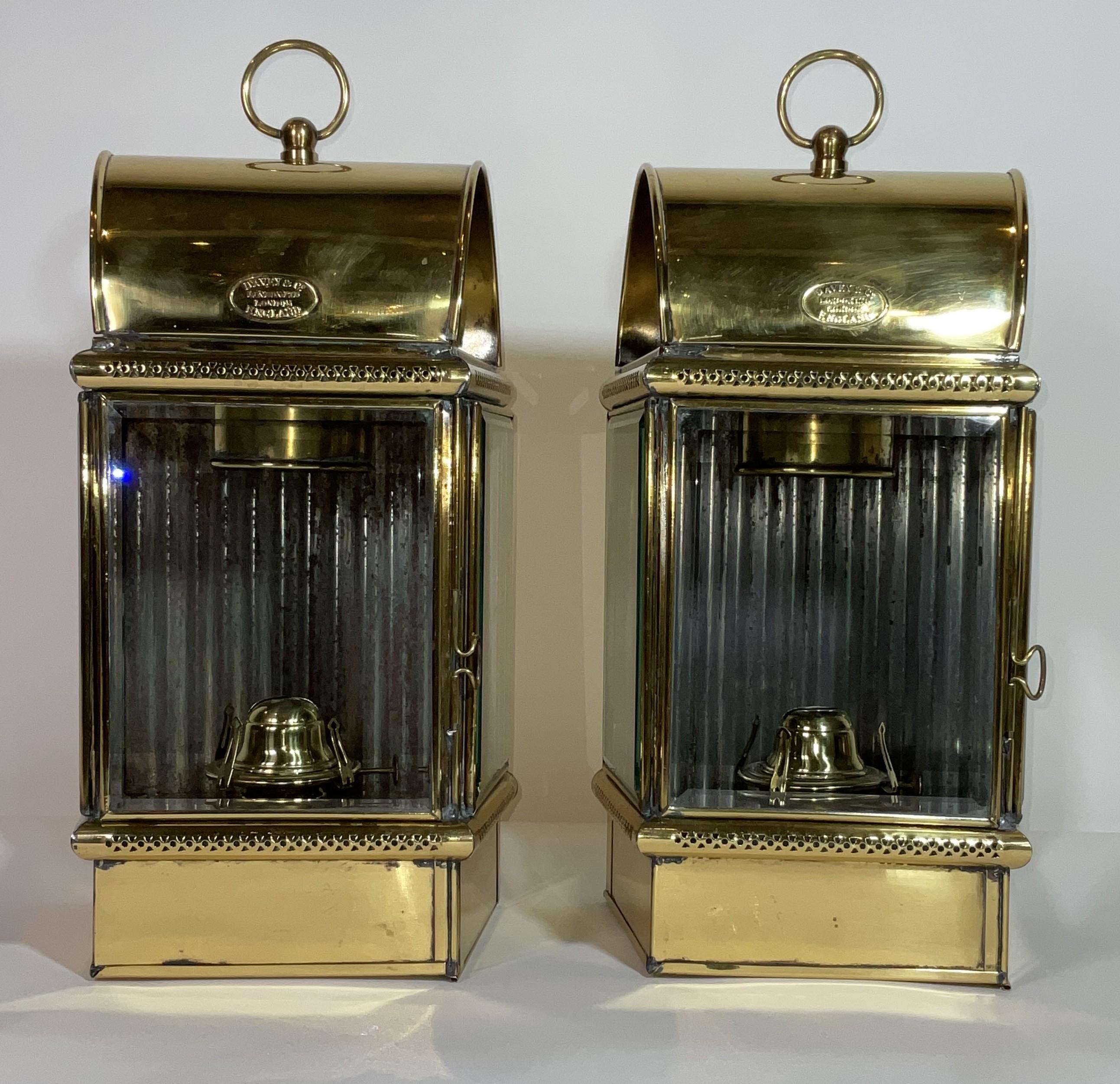 Ein Paar außergewöhnliche Yacht Cabine Laternen von Davey & Co. (Europäisch) im Angebot