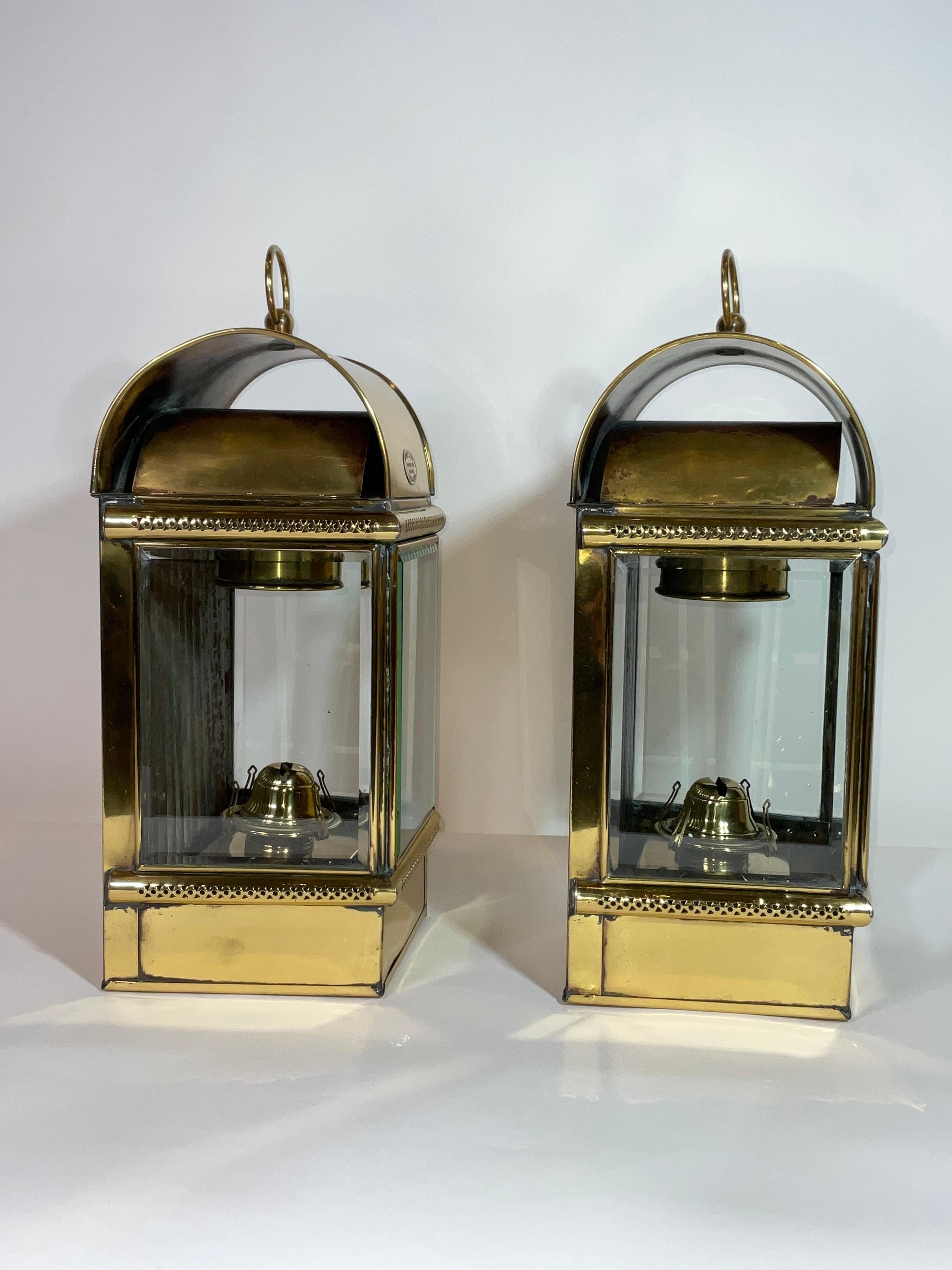 Ein Paar außergewöhnliche Yacht Cabine Laternen von Davey & Co. im Angebot 1