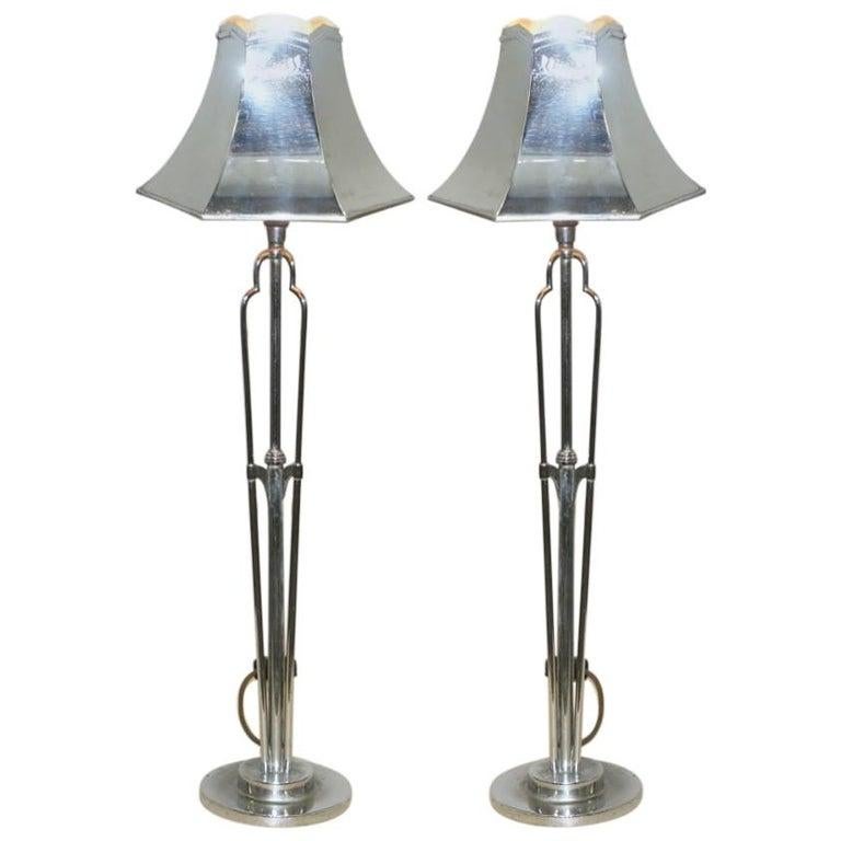 Nous sommes ravis de proposer à la vente cette sublime paire de lampes de table d'appoint, en métal chromé, fabriquées par Tucker & Edgar Ltd Londres, conçues par Miss Elsie Roberts dans le studio d'Oswald Milne pour l'hôtel Claridges, vers