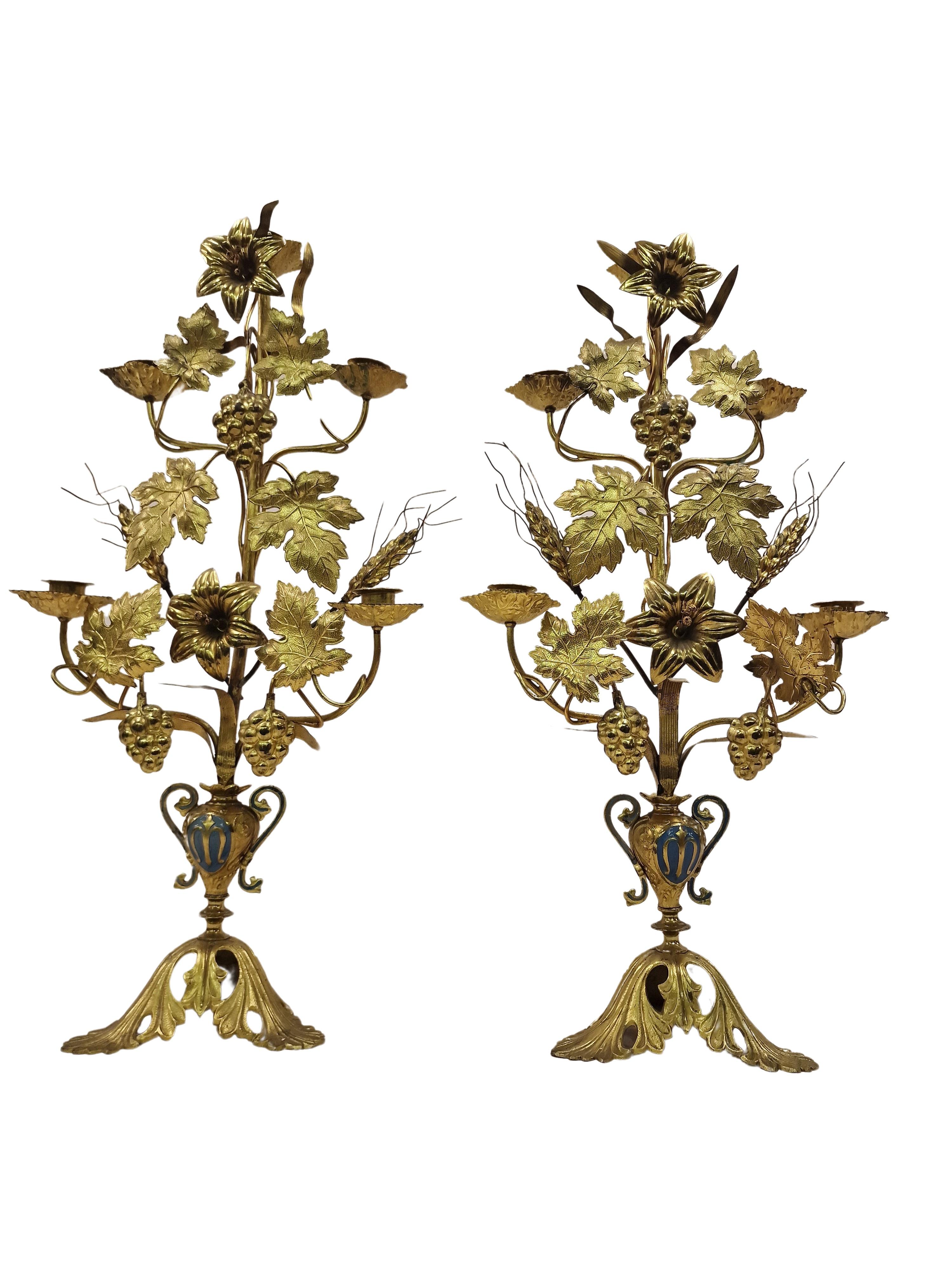 Zwei wunderbare Erntedank-Kerzenhalter aus feuervergoldetem Messing, hergestellt um 1900 in Frankreich. 

Kerzenständer wie diese wurden in der Kirche zum Dank aufgestellt. Die Objekte sind sehr dekorativ und bestehen aus einem Sockel, der als