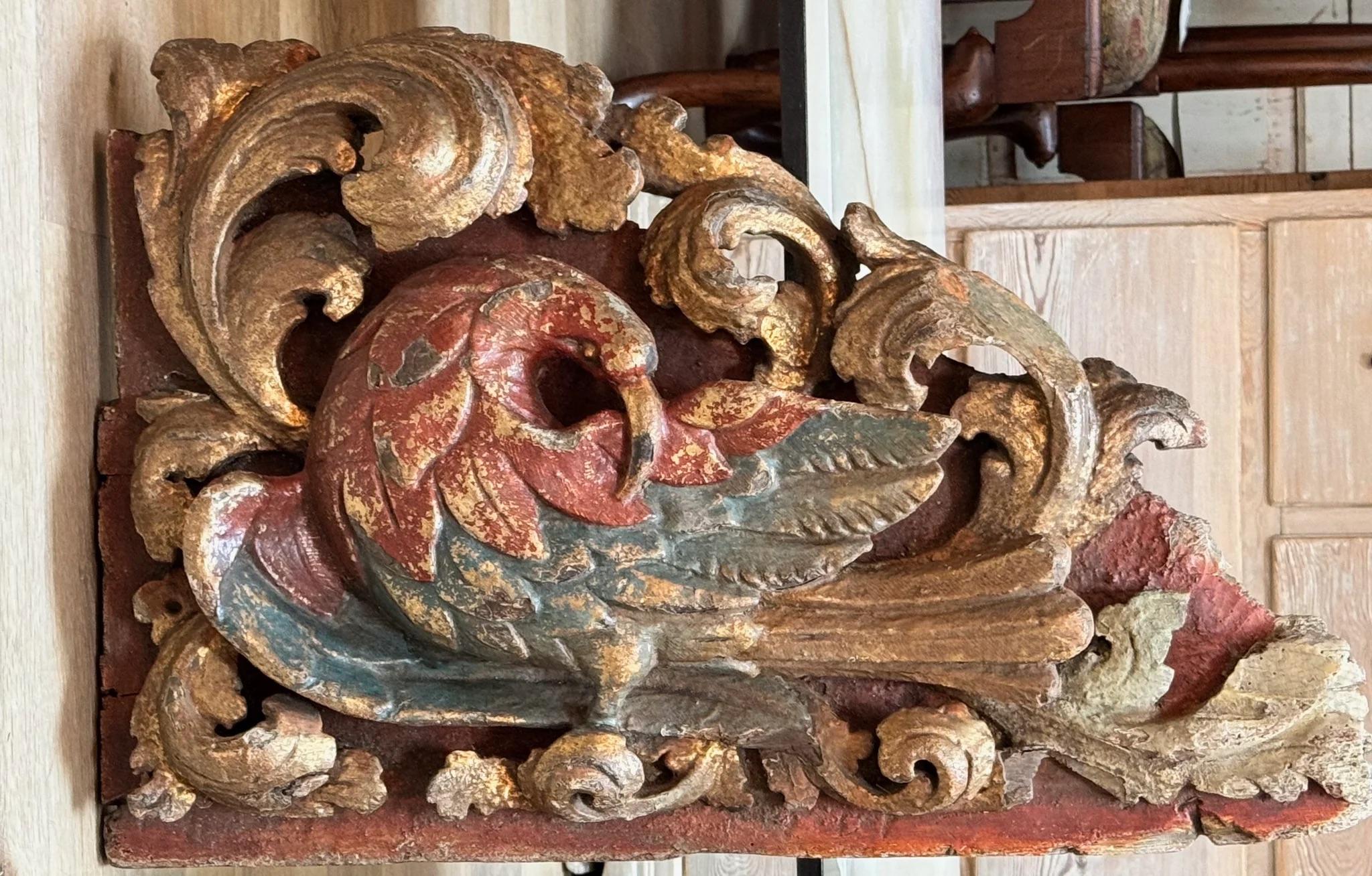 Außergewöhnlich geschnitzt und polychromiert 18. Jahrhundert italienischen großen architektonischen Fragmente, in Form von exotischen Vögeln in wirbelnden geschnitzt, Vergoldung Detail, wahrscheinlich venezianischen gesetzt.  Zwei Stücke. 25