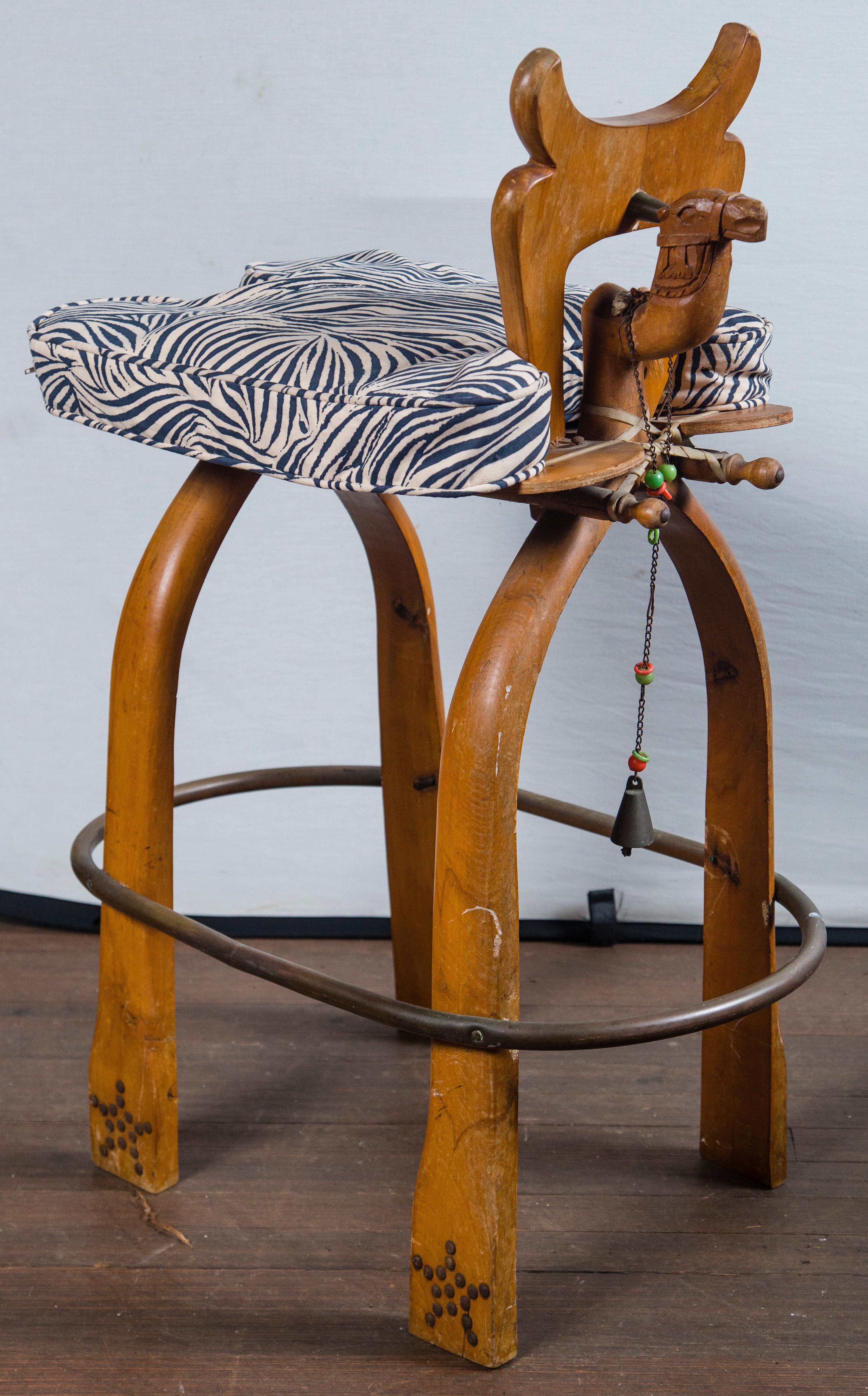 Bois Paire de tabourets de bar camel en bois sculpté exotique en vente